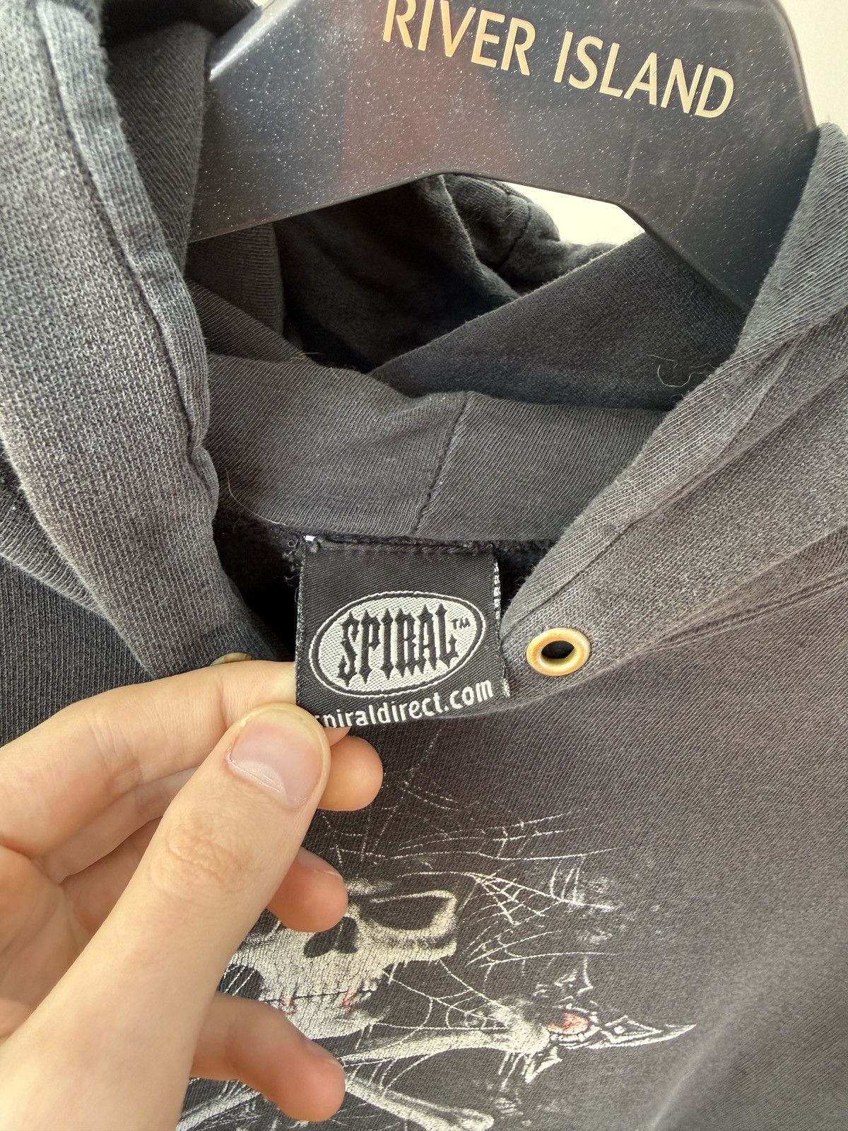 Other Vintage Spiral Gothic Skull Faded Distressed Y2K Rare Hoodie Size US S / EU 44-46 / 1 - 7 Thumbnail