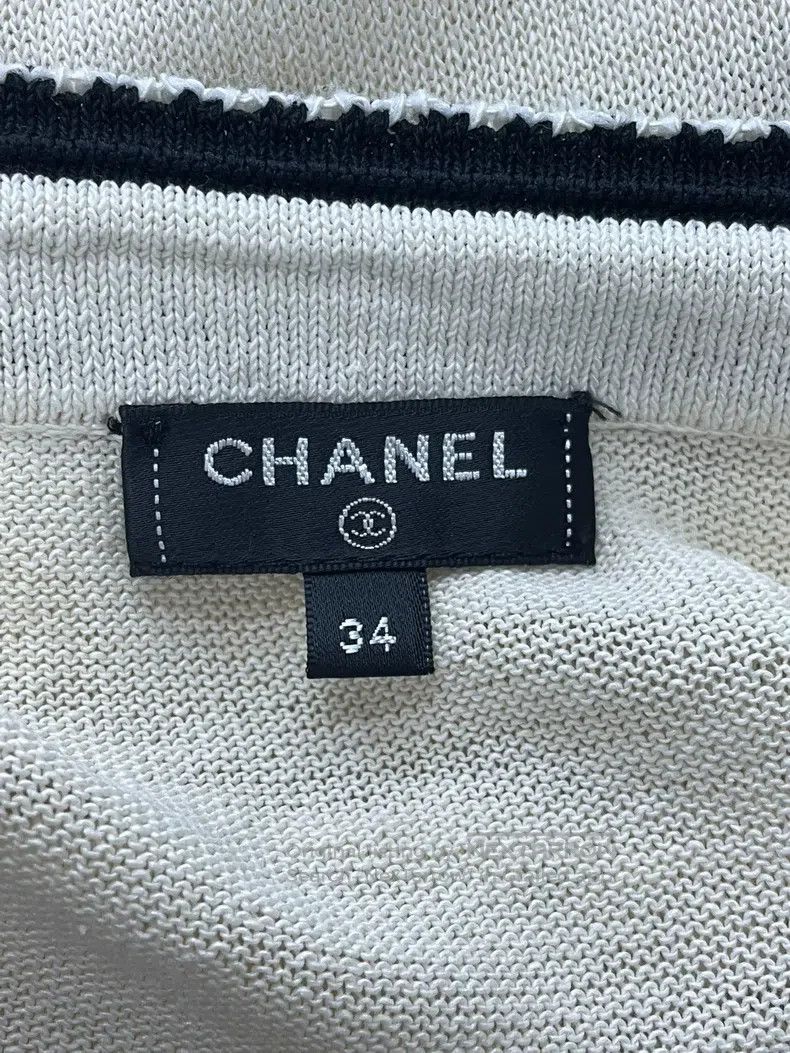 Chanel Chanel White and black V-neck four-pocket knitted dress Size XS / US 0-2 / IT 36-38 - 4 Thumbnail