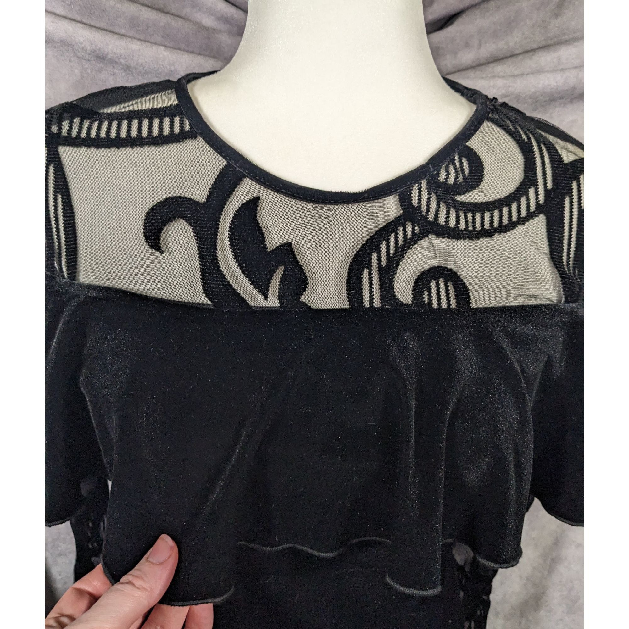 Frank Lyman Lyman by Frank Lyman Gothic Burnout Velvet Ruffle Top Size 4 Size S / US 4 / IT 40 - 7 Thumbnail