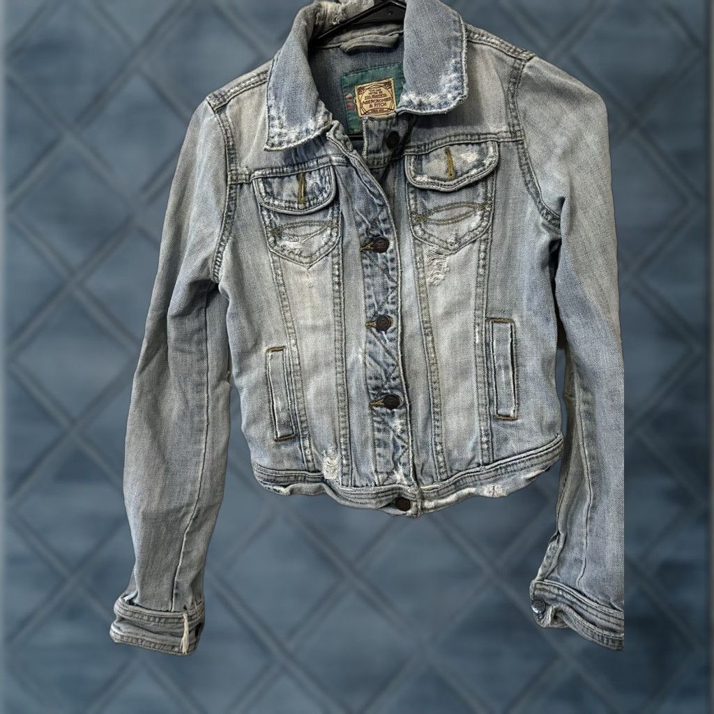 Abercrombie & Fitch Abercrombie & Fitch Women's Denim Jacket Blue Distressed Washed Size S Button Front Size 28" / US 6 / IT 42 - 1 Thumbnail