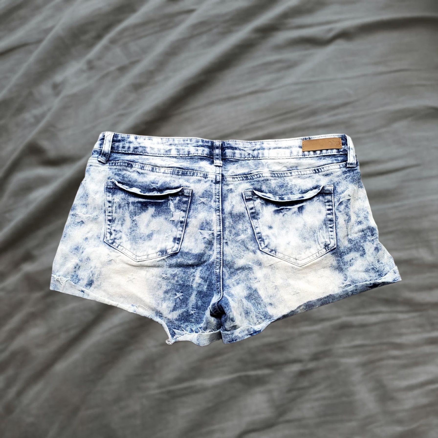 Vintage YMI Jeans Shorts Women Size 11 Denim Distressed Acid Wash 5-Pocket Design - Blue, 2.5" Inseam Size 32" / US 10 / IT 46 - 1 Thumbnail