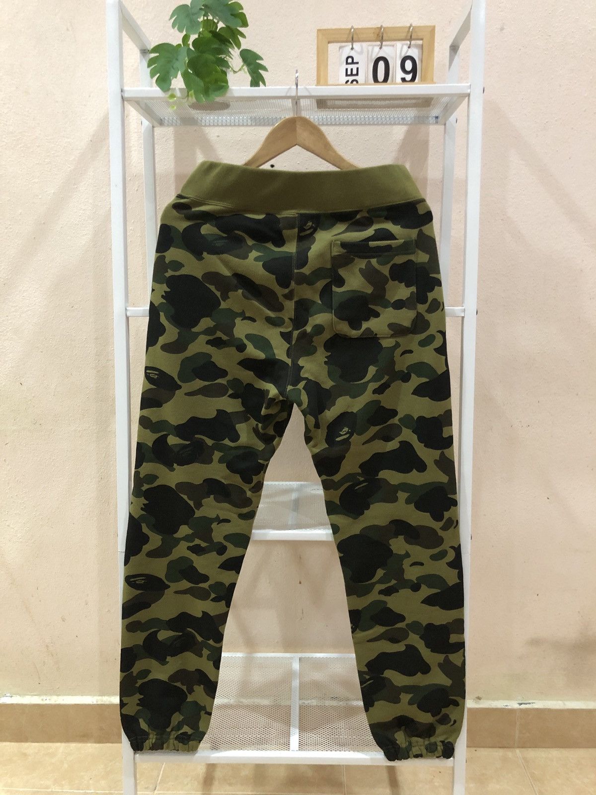 Bape A Bathing Ape 1st Camo Shark Sweatpants Size US 32 / EU 48 - 2 Thumbnail