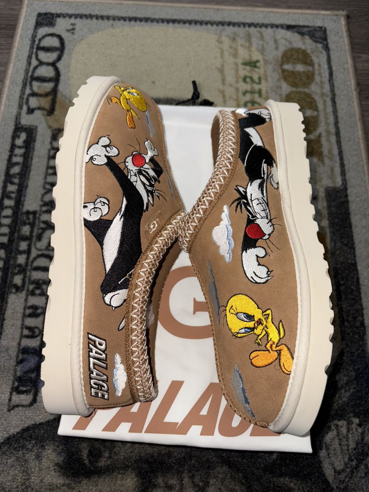 Palace × Ugg Palace UGG Tasman Slipper Looney Tunes Chestnut Size US 8 / EU 41 - 1 Thumbnail