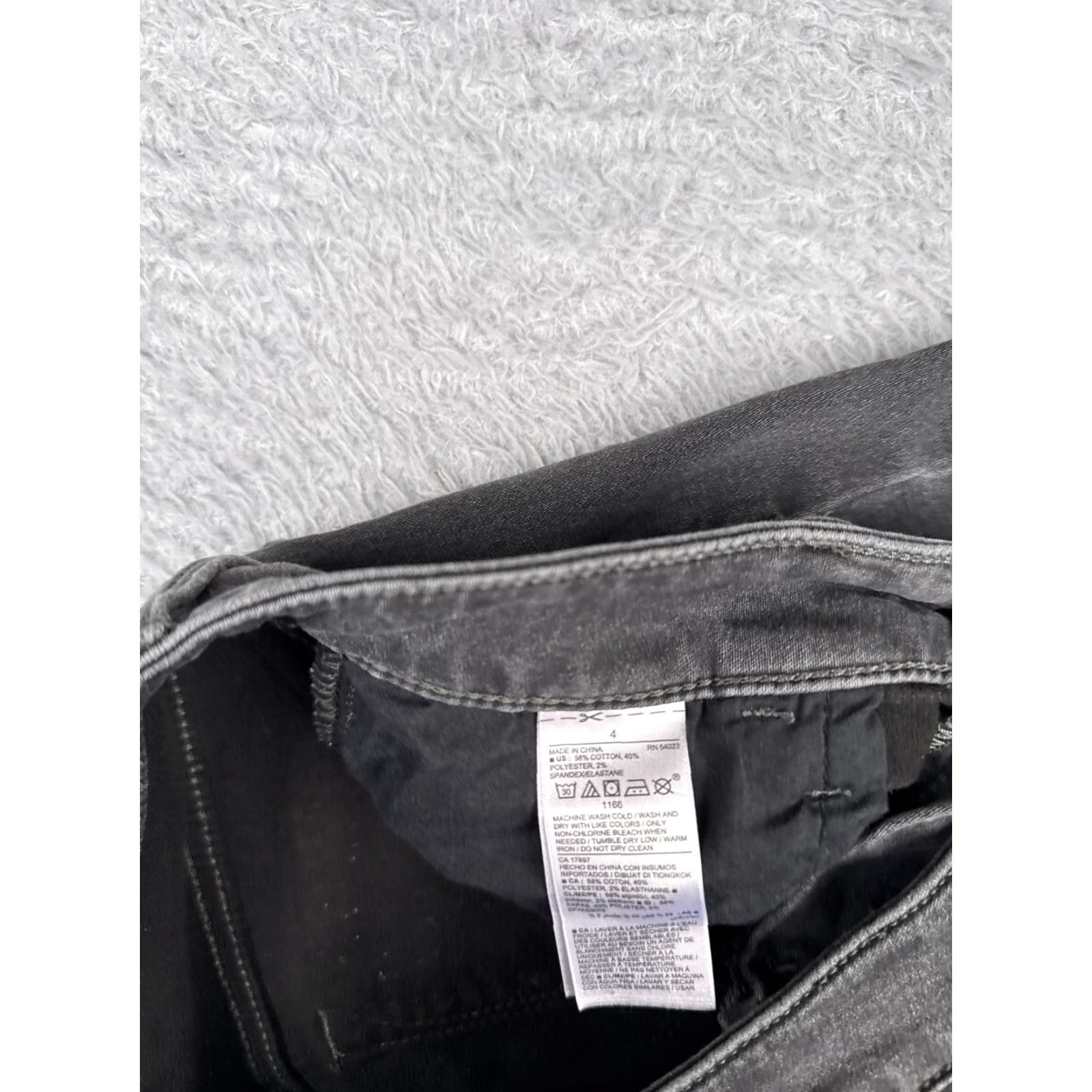 Old Navy Old Navy Jeans Women 4 Black Denim Skinny Mid Rise 28 Inseam 27 Distressed Pockets Logo 90s Retro Designer Size 27" / US 4 / IT 40 - 7 Thumbnail