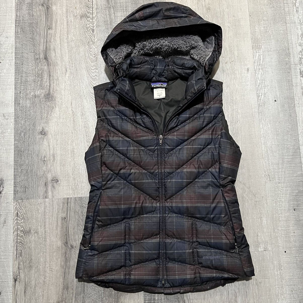 Patagonia Patagonia Down With It Vest Women Raven Plaid Puffer Jacket Size S / US 4 / IT 40 - 1 Thumbnail