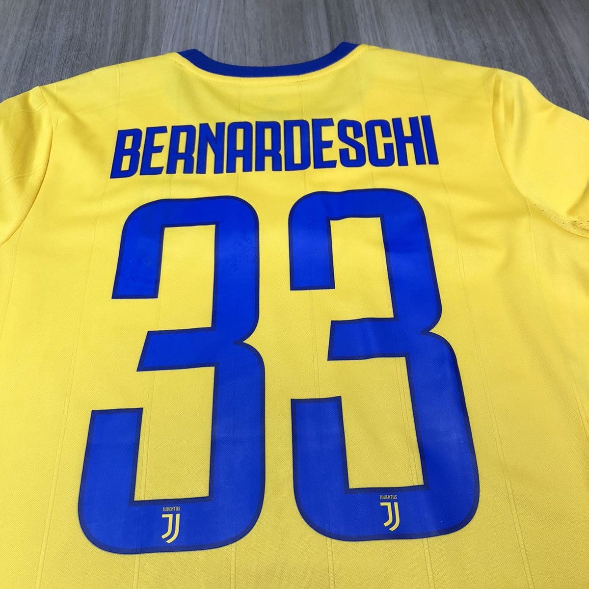 Adidas Juventus 17/18 away shirt #33 bernardeschi (youth size) Size US XXS / EU 40 - 4 Thumbnail