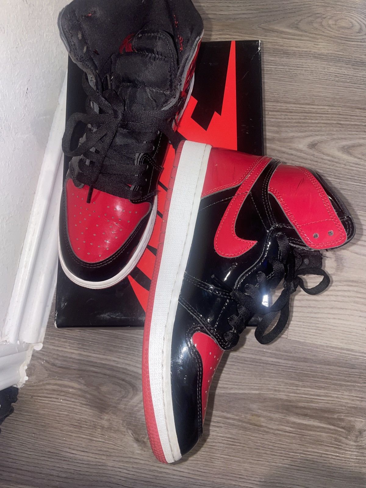 Jordan Brand Jordan 1 Patent Leather Bred Size US 7 / EU 40 - 3 Thumbnail