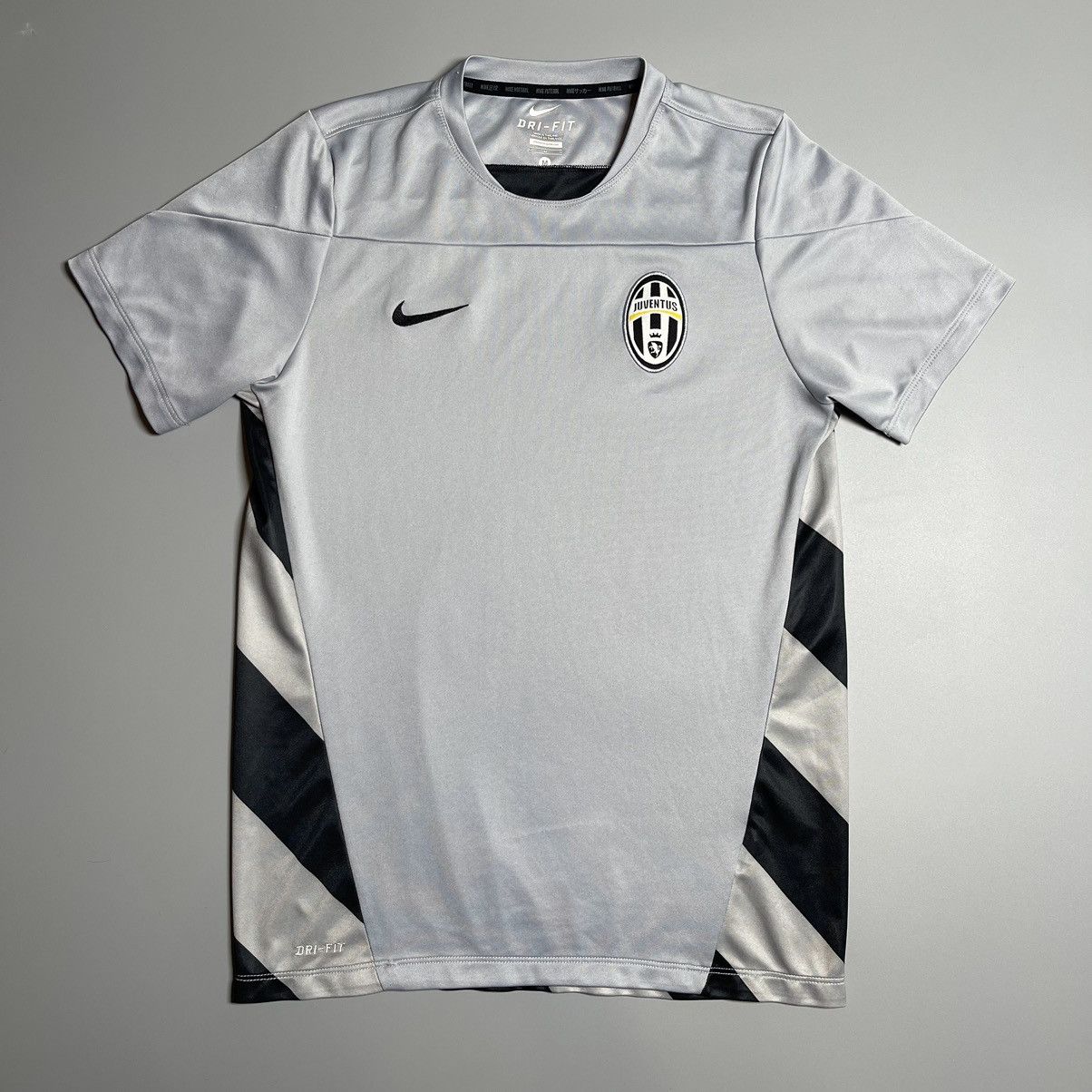 Nike × Vintage JUVENTUS NIKE 2013/2014 FOOTBALL SOCCER TRAINING JERSEY Size US M / EU 48-50 / 2 - 1 Thumbnail
