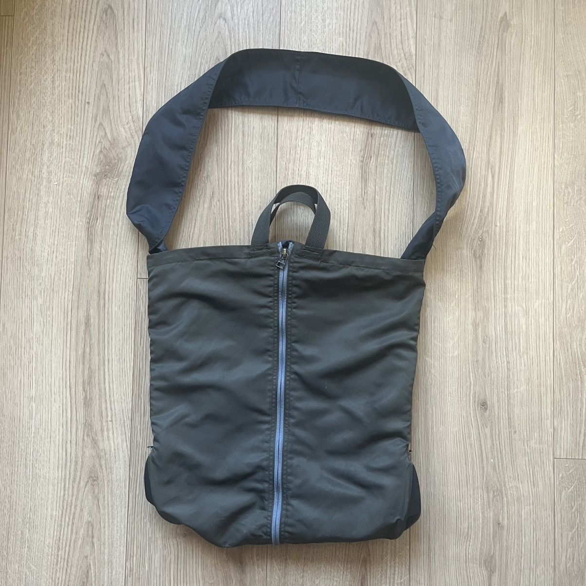 Kiko Kostadinov Fox Lab Expandable Bag in Olive/Blue Size ONE SIZE - 2 Thumbnail