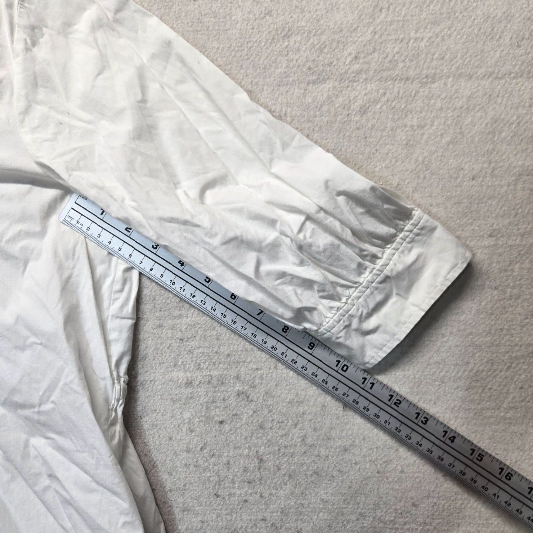 Vintage VINTAGE? No, it's not vintage. Simply Vera Wang Shirt Solid White V Neck Ruffle Half Sleeve Adult Women's 14 Size XL / US 12-14 / IT 48-50 - 4 Thumbnail