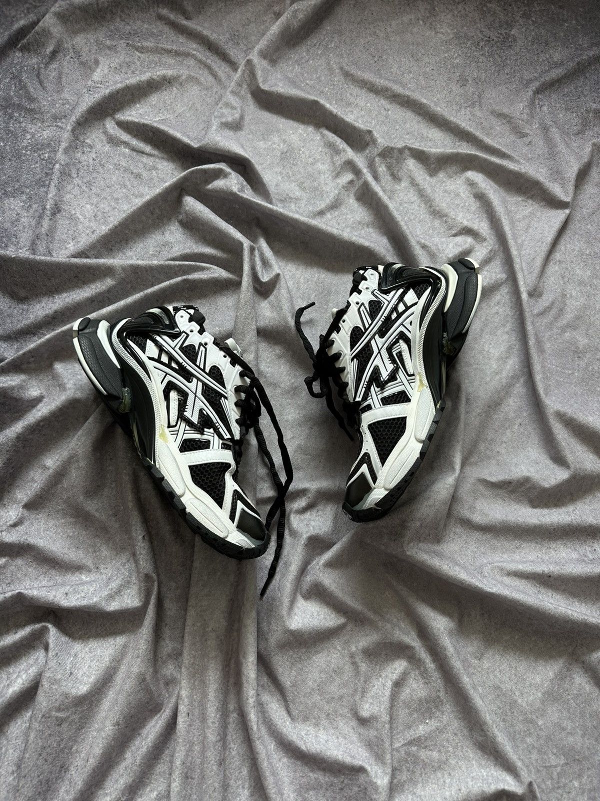 Balenciaga Balenciaga Runner White / Black Sneakers Shoes Size US 7 / EU 40 - 9 Thumbnail