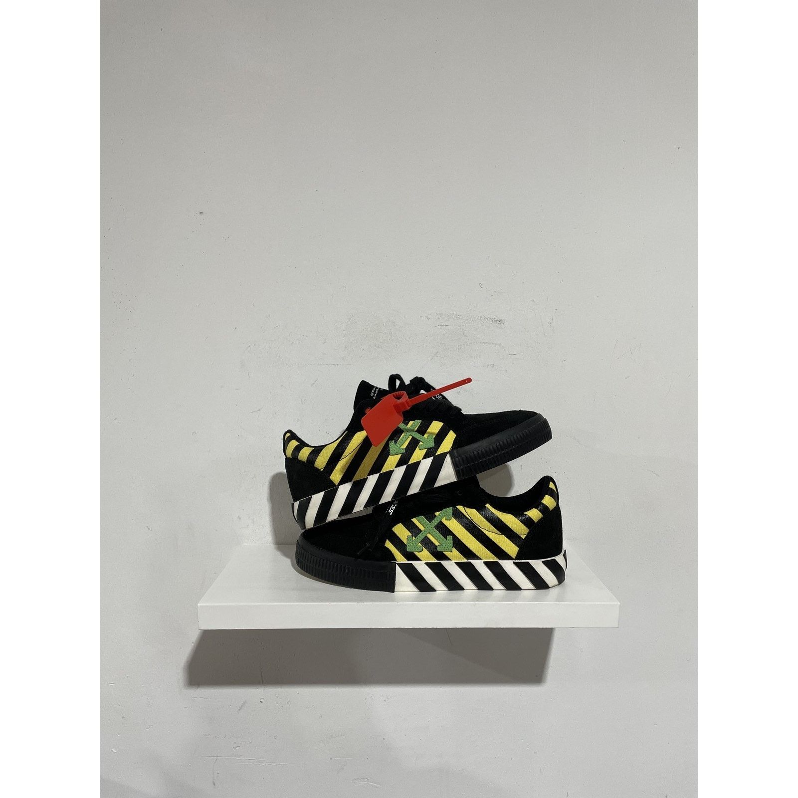 Off-White OFF WHITE BLACK VULC LOW SIZE 42 (9 US) PREOWNED Size US 9 / EU 42 - 1 Thumbnail
