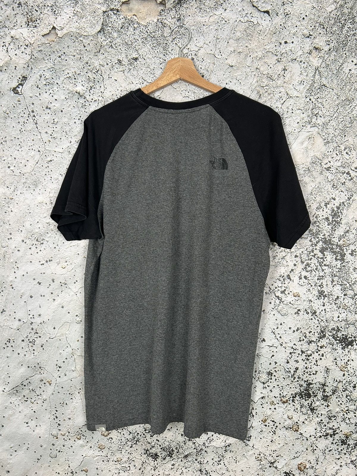 The North Face Vintage The North Face Grey Black Tee Outdoor Streetwear Size US L / EU 52-54 / 3 - 4 Thumbnail