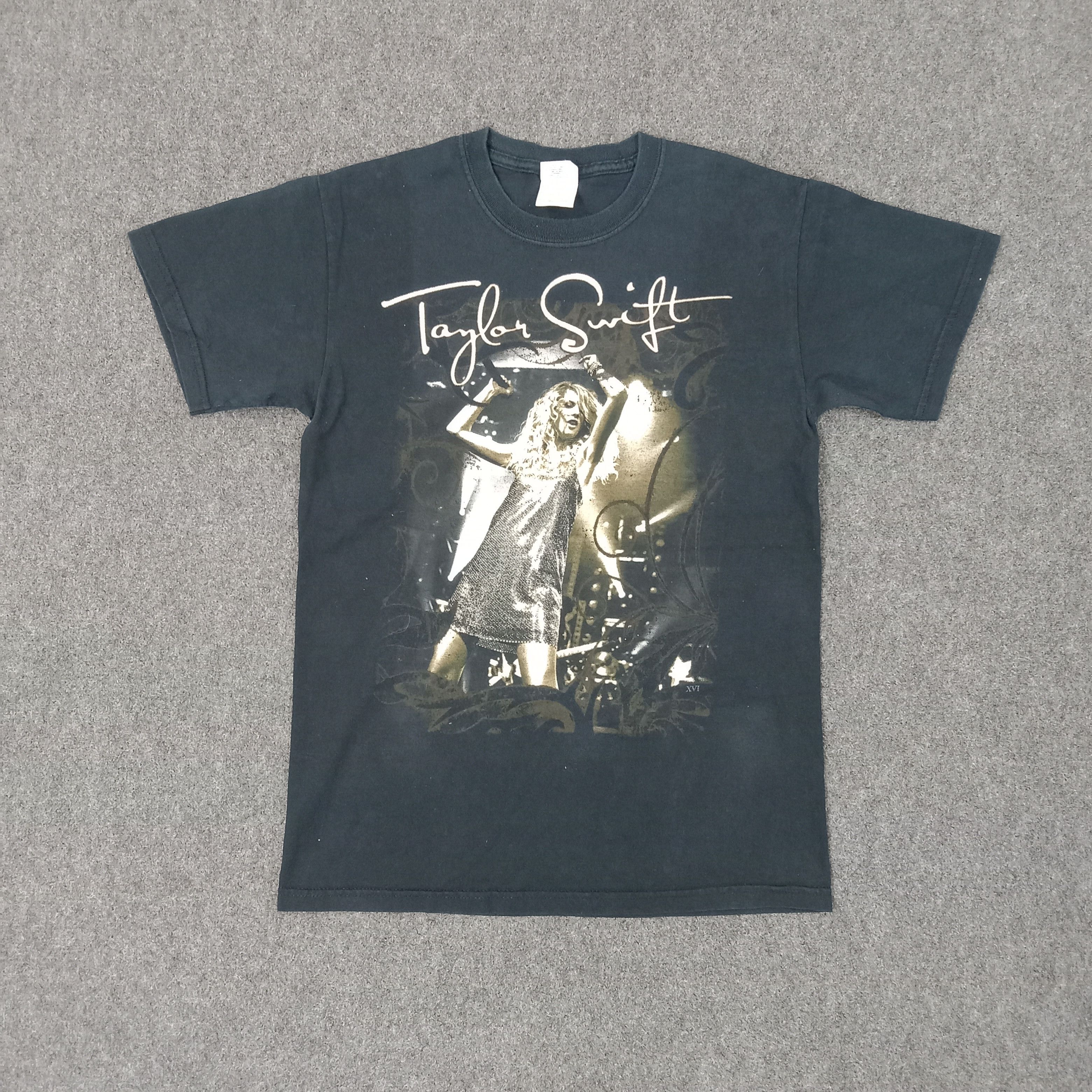 Band Tees Taylor Swift American Singer Songwriter Tour Tshirt C239N57 Size US XS / EU 42 / 0 - 1 Thumbnail