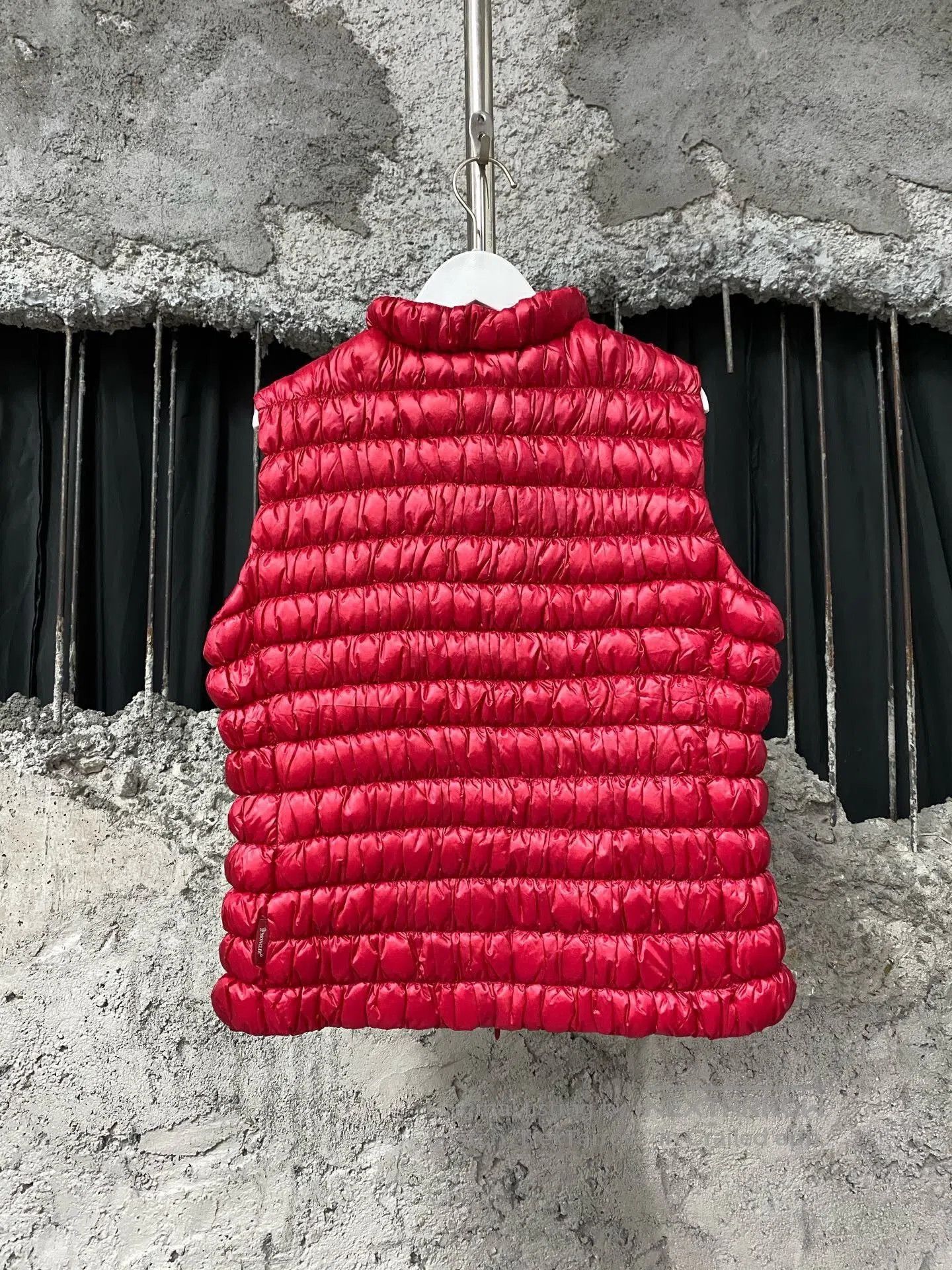 Moncler red moncler down vest for layering. Size US M / EU 48-50 / 2 - 2 Thumbnail