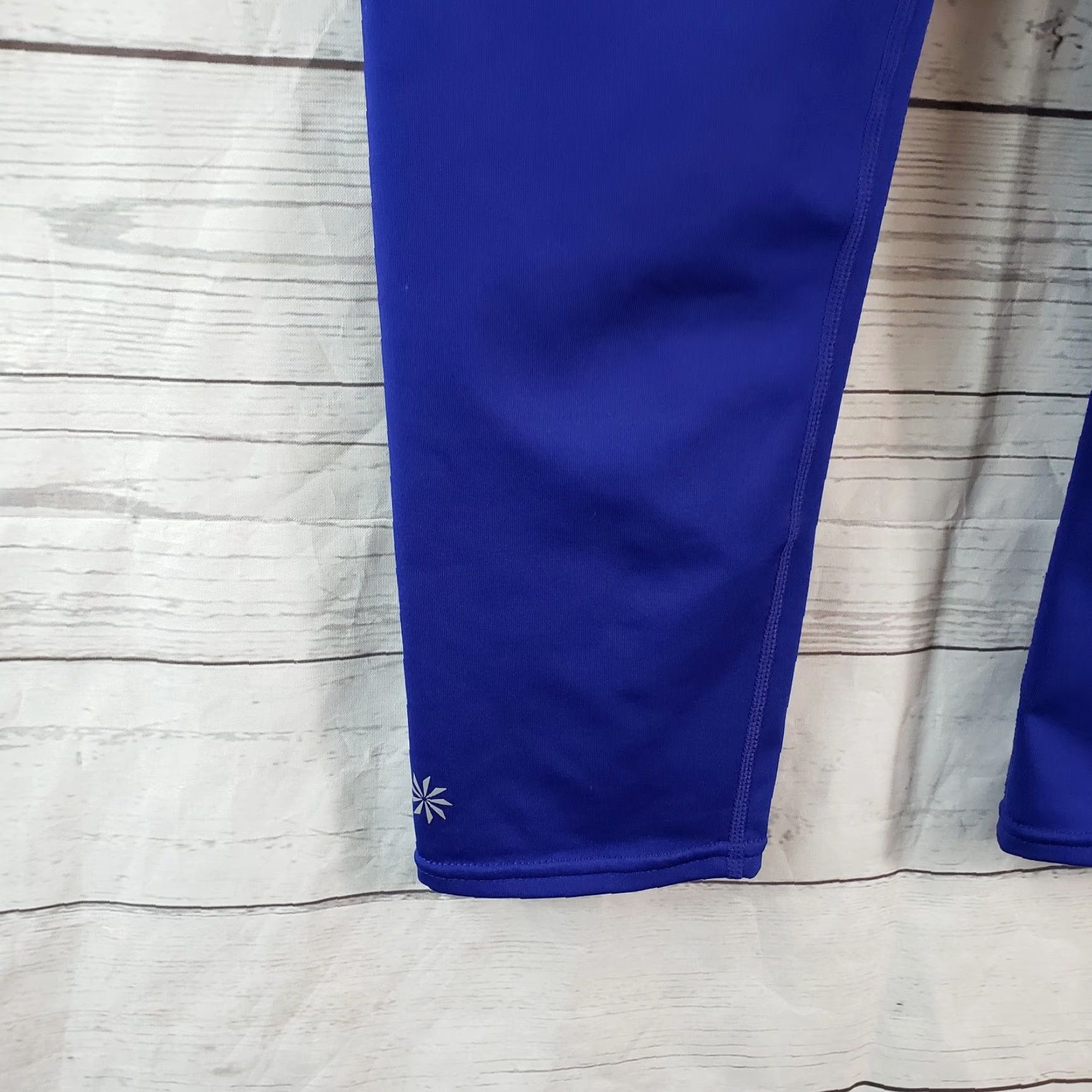Athleta Athleta Womens Sonar Capri Leggings Sz Small Blue Zip Pocket Leggings Womens Small Capri Blue Zip Pocket Size 28" / US 6 / IT 42 - 2 Thumbnail