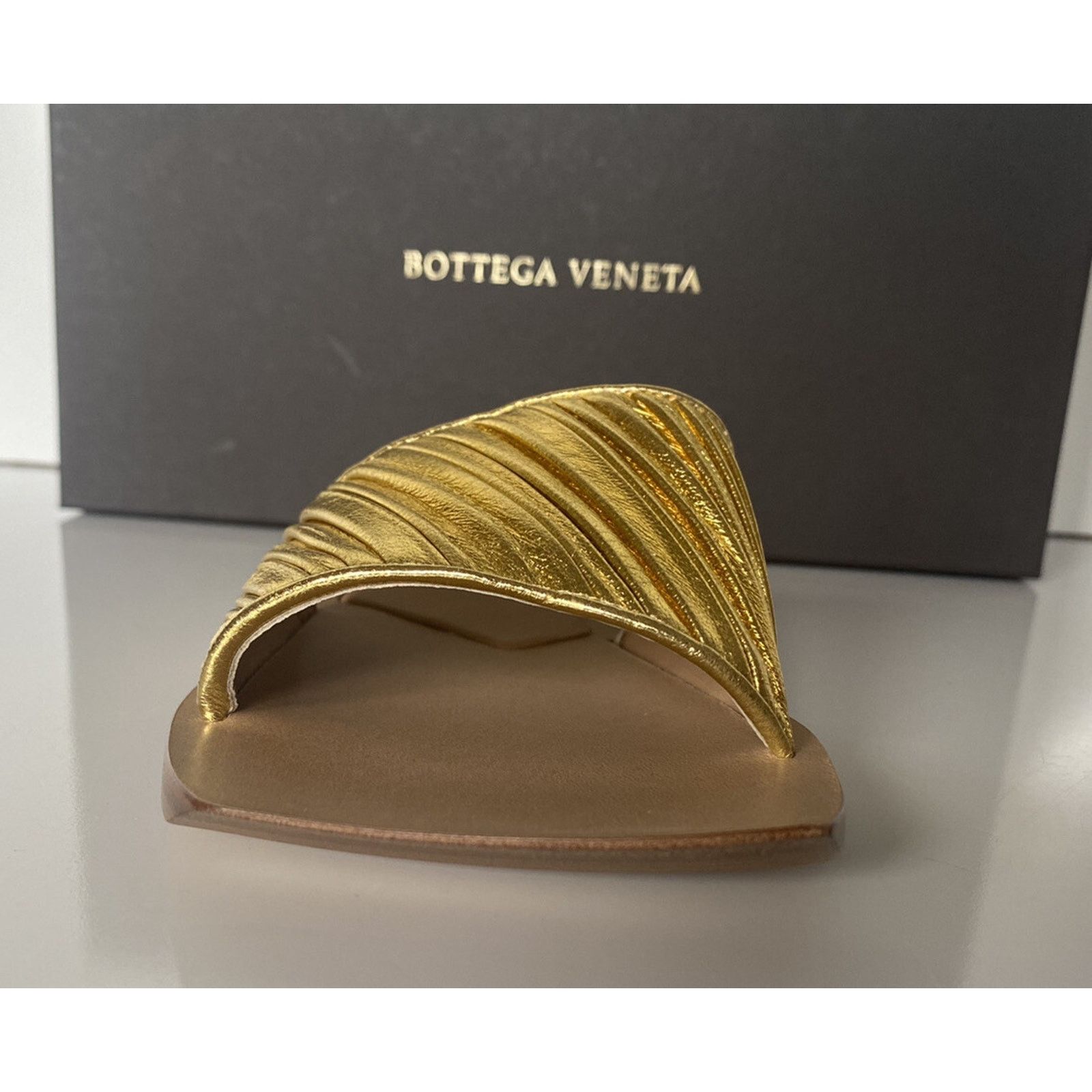 Bottega Veneta Bottega Veneta Women's Gold Sandals 9 US (39 Eu) 578409 Size US 9 / IT 39 - 8 Thumbnail