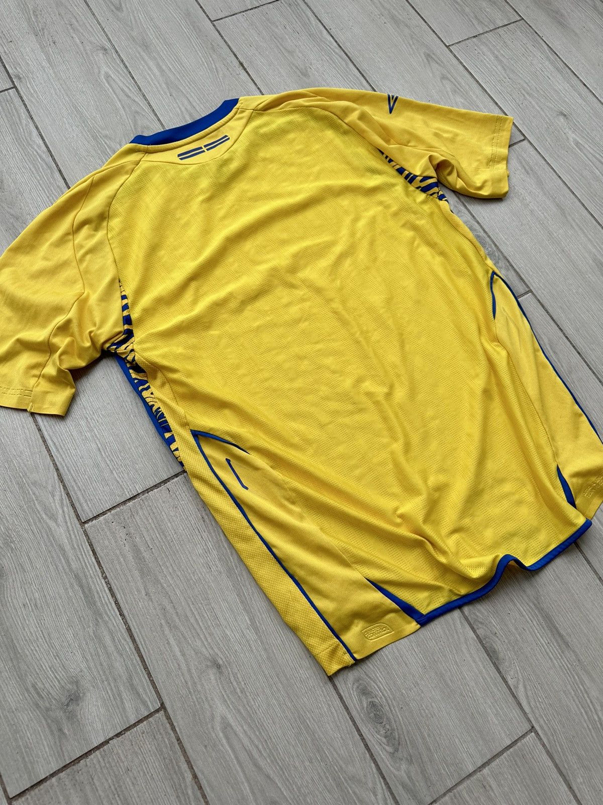 Umbro SWEDEN SVERIGE 2009 SIZE M UMBRO FOOTBALL SHIRT Size US M / EU 48-50 / 2 - 10 Thumbnail
