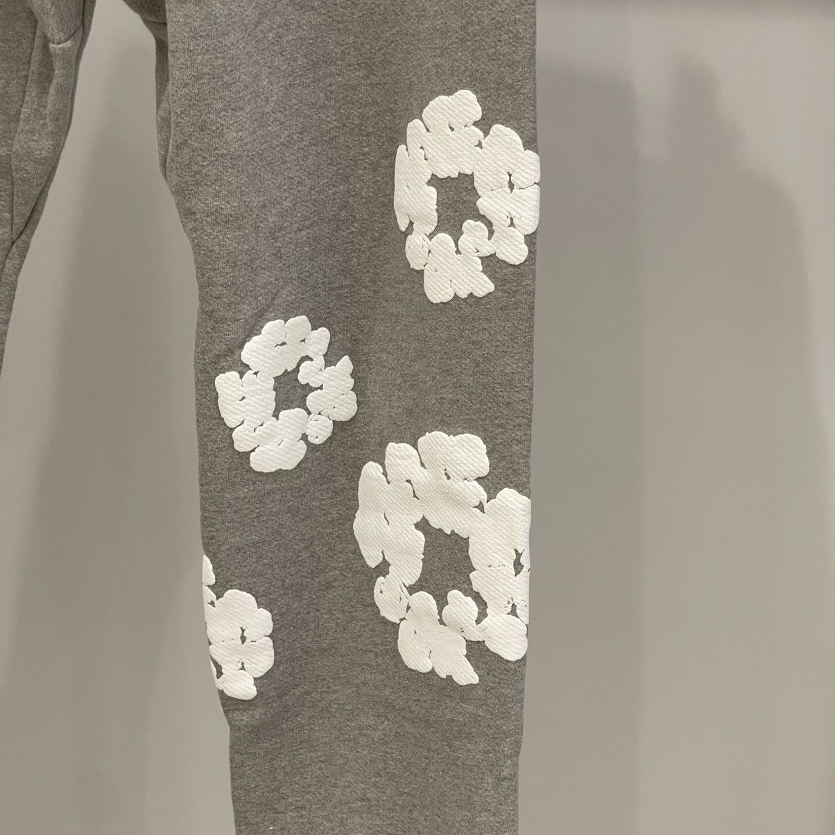 DENIM TEARS Denim Tears The Cotton Wreath Sweatpants Grey Size US 32 / EU 48 - 5 Thumbnail