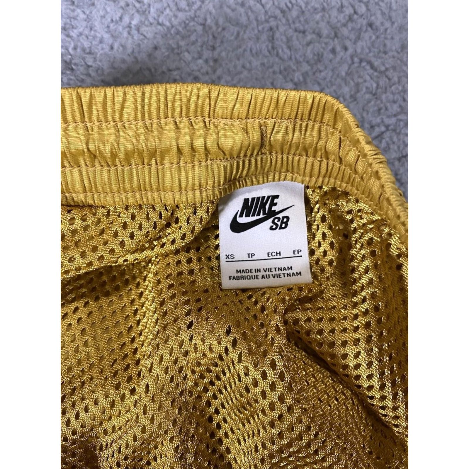 Nike VINTAGE Nike SB Men Shorts XS Lined Yellow Sulphur Mens XS Athletic Casual Boys? Size US 27 - 4 Thumbnail