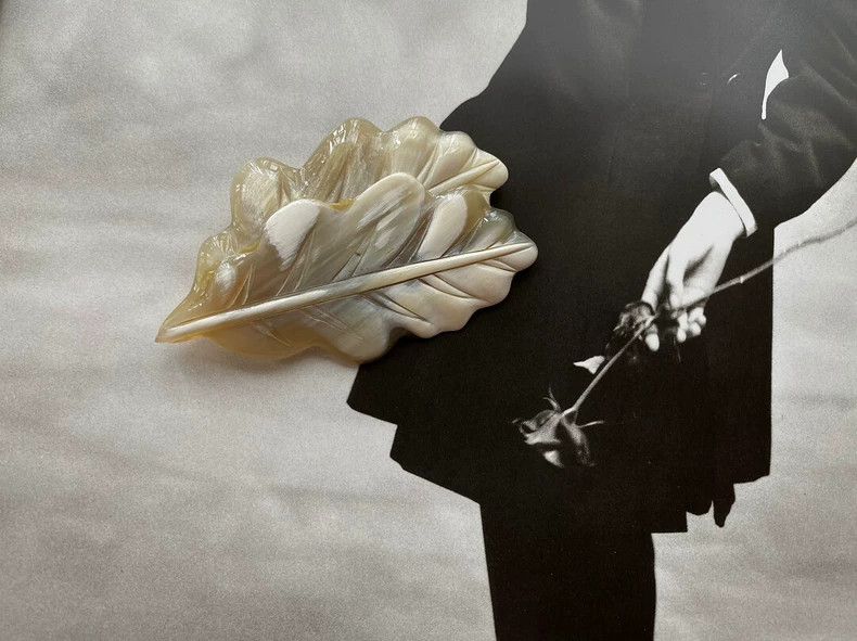 KENZO Buffalo horn double leaf relief brooch