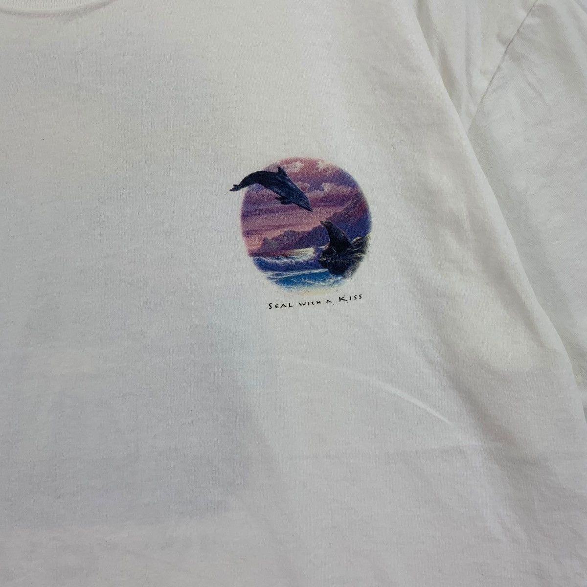 Vintage Vintage 90’ ANTHONY CASAY HAWAII Seal With A Kiss Tee Shirt Size US L / EU 52-54 / 3 - 4 Thumbnail