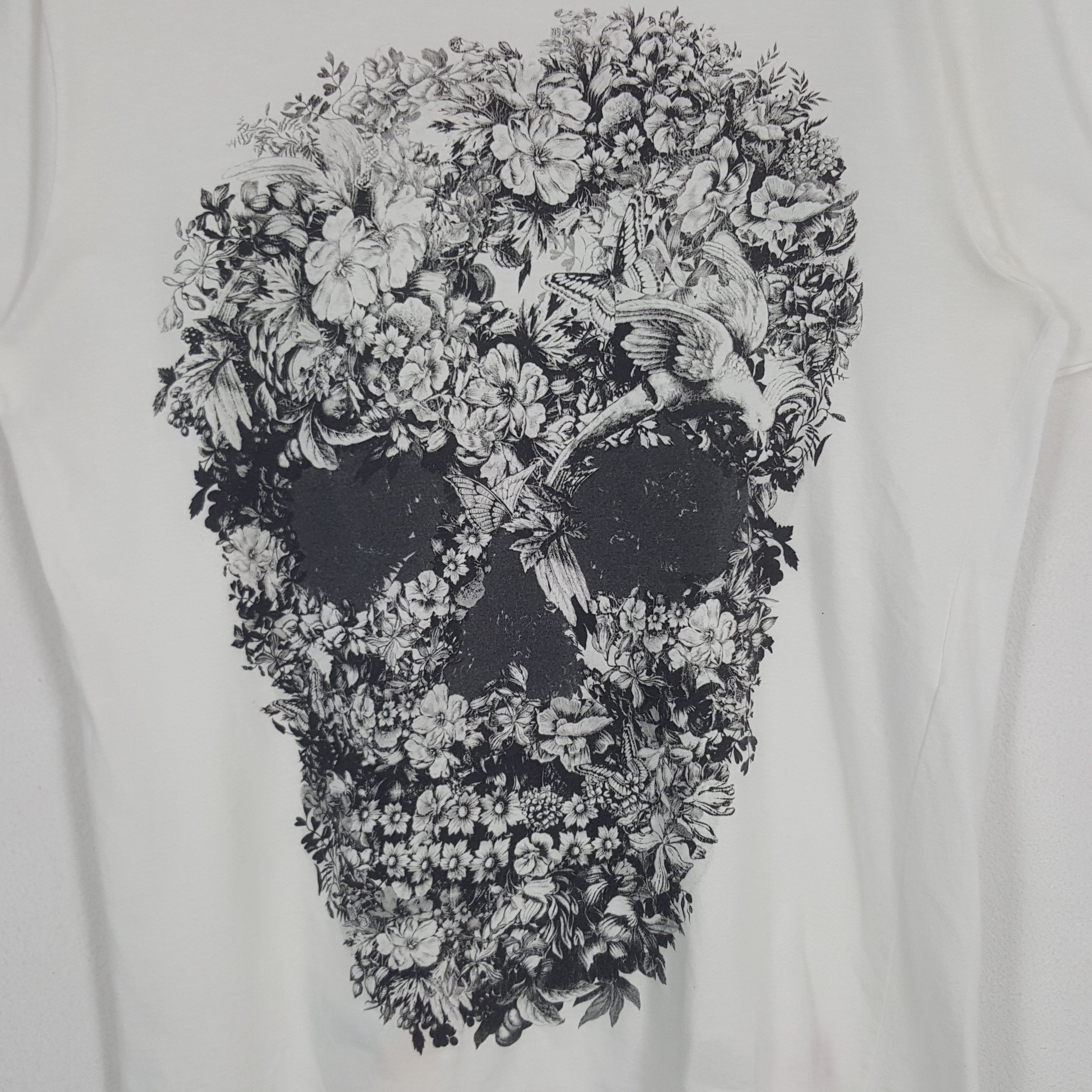 Alexander McQueen × Vintage Vintage Alexander McQueen Italian Brand Skull Art Tshirt Size US M / EU 48-50 / 2 - 2 Thumbnail
