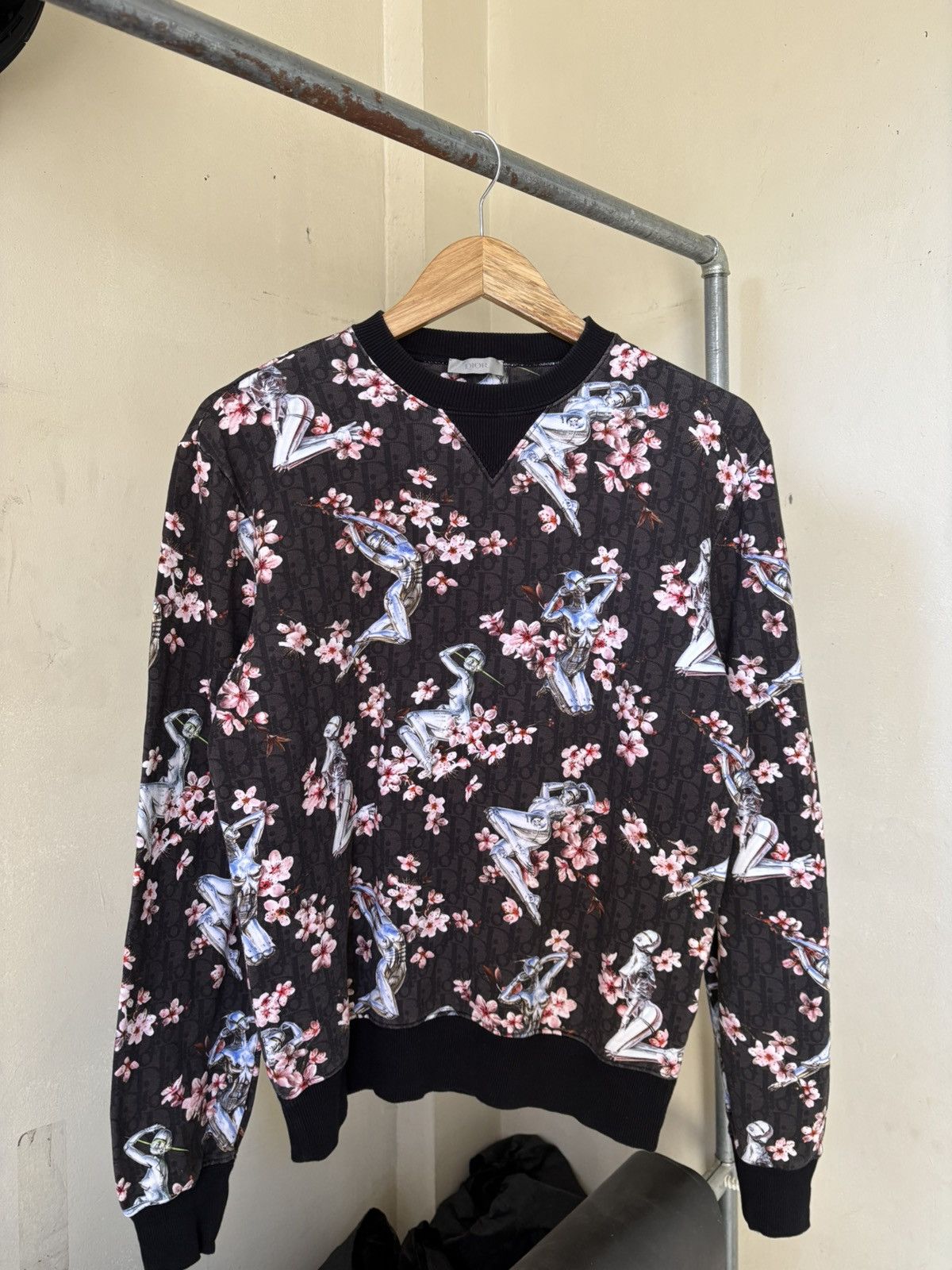 Dior Dior FW19 x Hajime Sorayama - Sexy Robot Crewneck Size US XS / EU 42 / 0 - 1 Thumbnail
