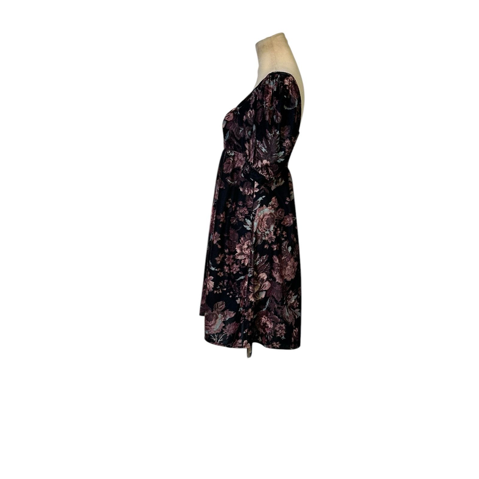 Urban Outfitters Urban Outfitters Velvet Babydoll Mini Dress size XS Size XS / US 0-2 / IT 36-38 - 14 Thumbnail