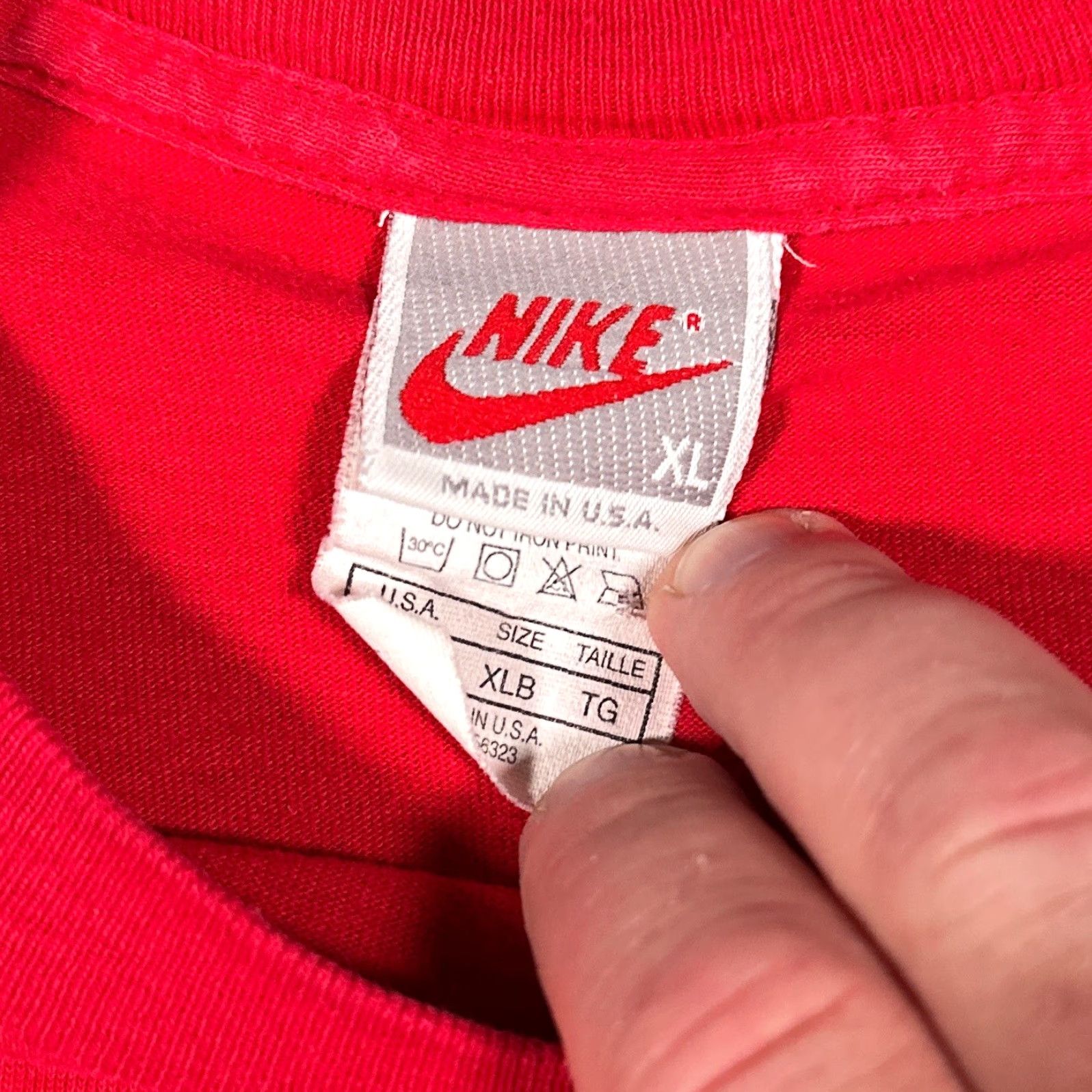 Nike VINTAGE Nike Air T-Shirt Mens Medium Red 90s Graphic Swoosh Made in USA Retro Size US M / EU 48-50 / 2 - 2 Thumbnail