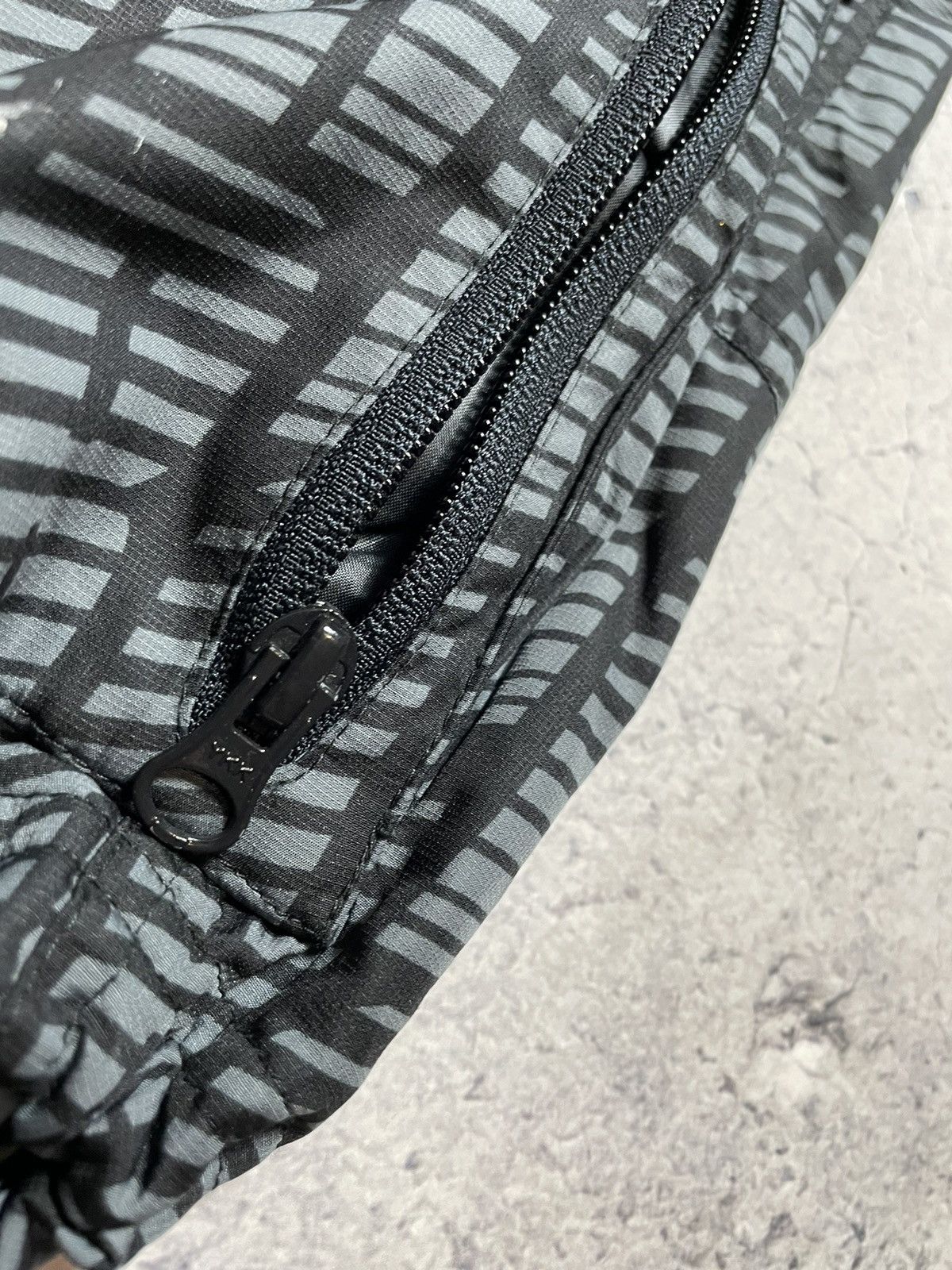 Nike × Vintage Vintage Nike Air Max Drill Monogram Cargo Shorts Nylon Y2K Size US 32 / EU 48 - 8 Thumbnail