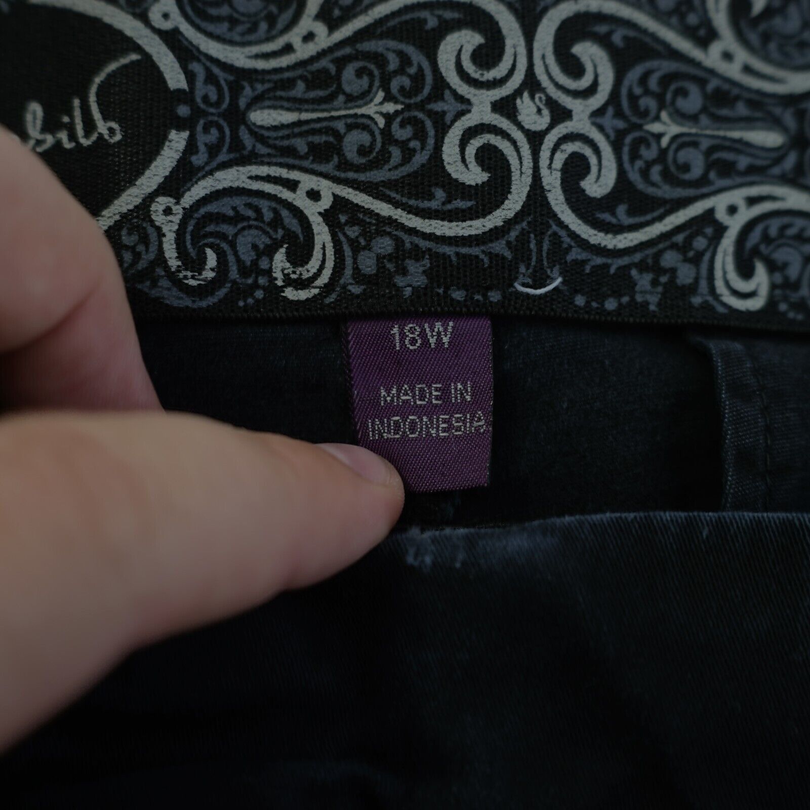 Gloria Vanderbilt Gloria Vanderbilt Black Elastic Waist Chino High Rise Pants Size 40" / US 18 - 6 Thumbnail