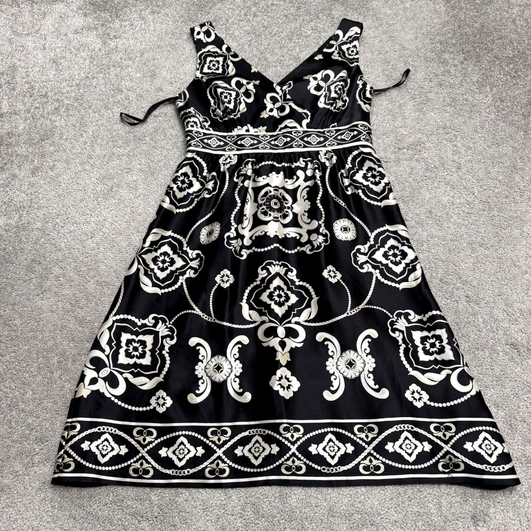 White House Black Market White House Black Market Silk Satin Paisley Damask A-Line Dress 4 Black White Damask Paisley Satin Silk Sleeveless Midi V-Neck Zip Dress Womens 4 XS? Size S / US 4 / IT 40 - 2 Thumbnail