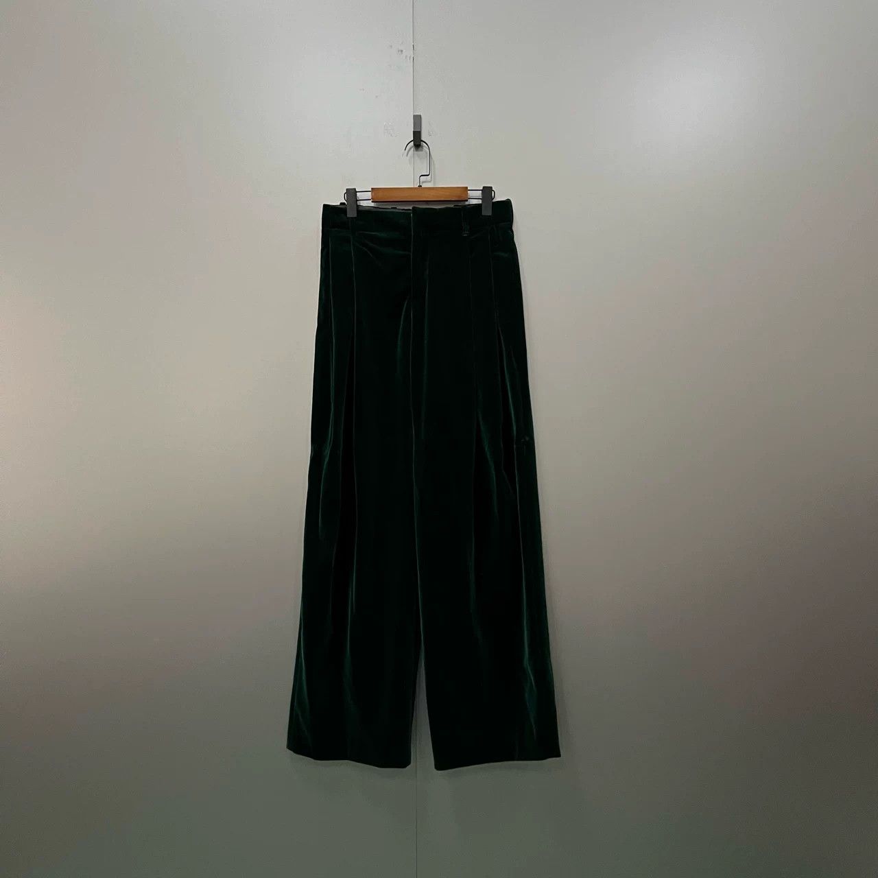 Louis Vuitton Louis Vuitton Green Velvet Loose Trousers Size 38" / US 16 / IT 52 - 1 Thumbnail