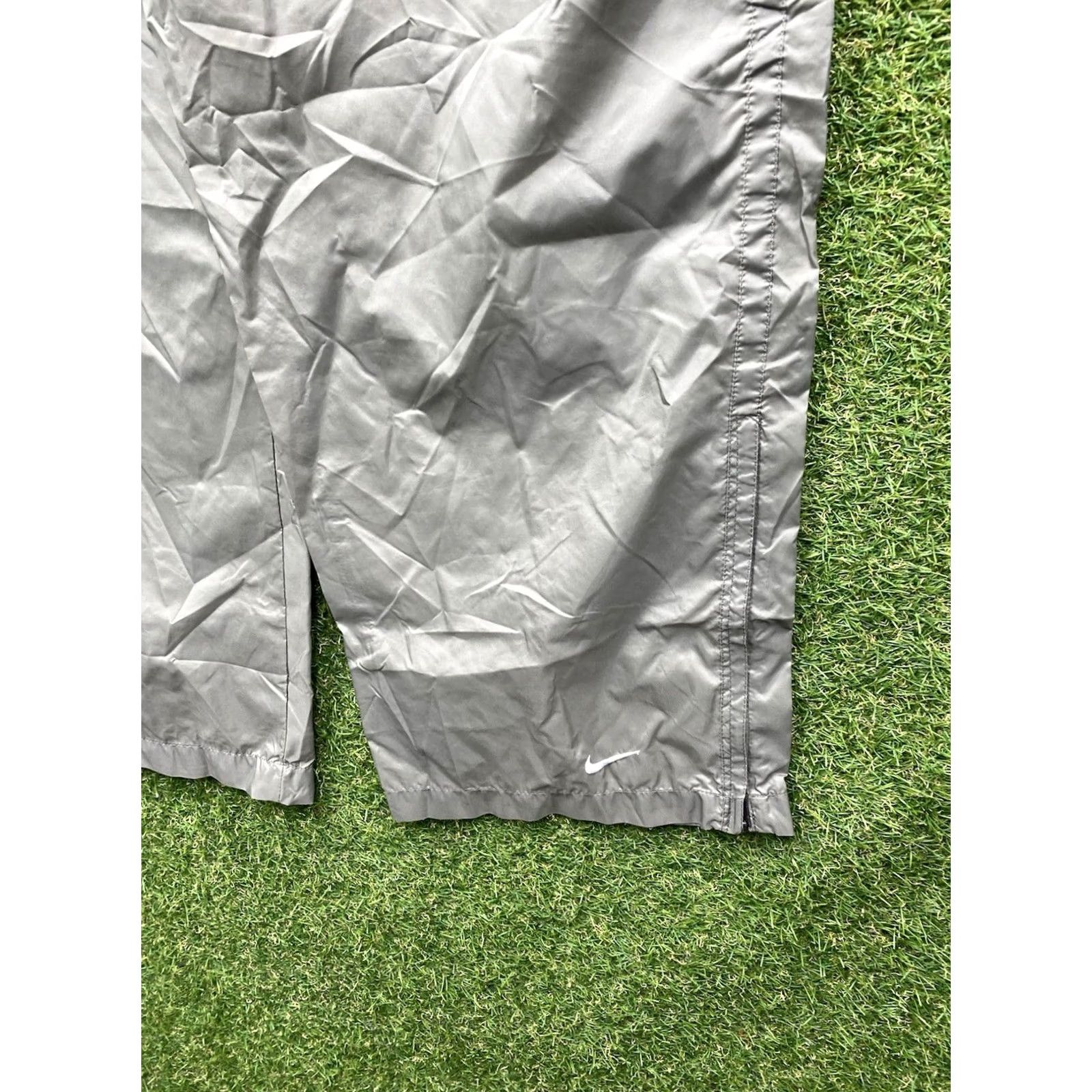 Nike Nike Trackpants Mens 2XL Olive Green Windbreaker Ankle Zip Lightweight Olive Green Nike Trackpants Mens 2XL Windbreaker Ankle Zip Lightweight Green Size US 39 - 2 Thumbnail