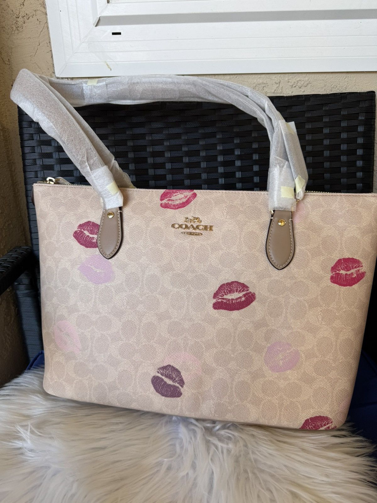 トートバッグ COACH Gallery Tote Bag In Signature With Lips Print CZ940 Coach Gallery Tote Bag In Signature Canvas With Lips Print