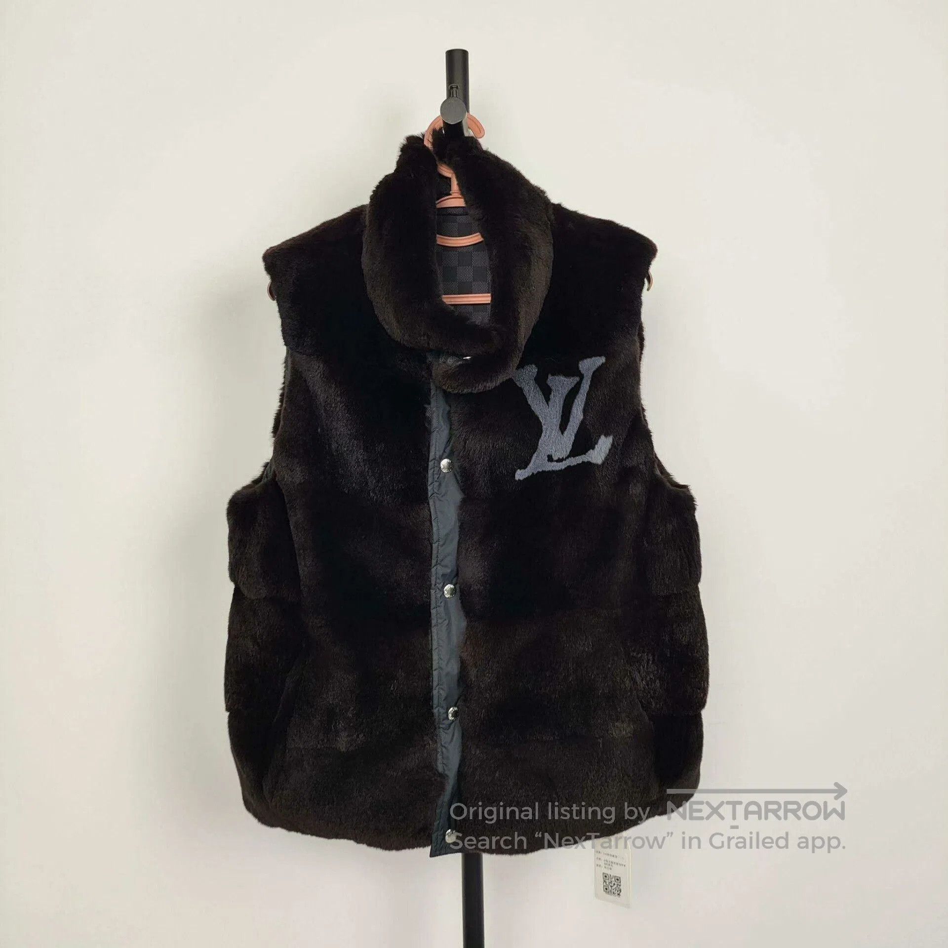 Louis Vuitton LV Men's Reversible Fur Vest Black. Size US S / EU 44-46 / 1 - 1 Thumbnail
