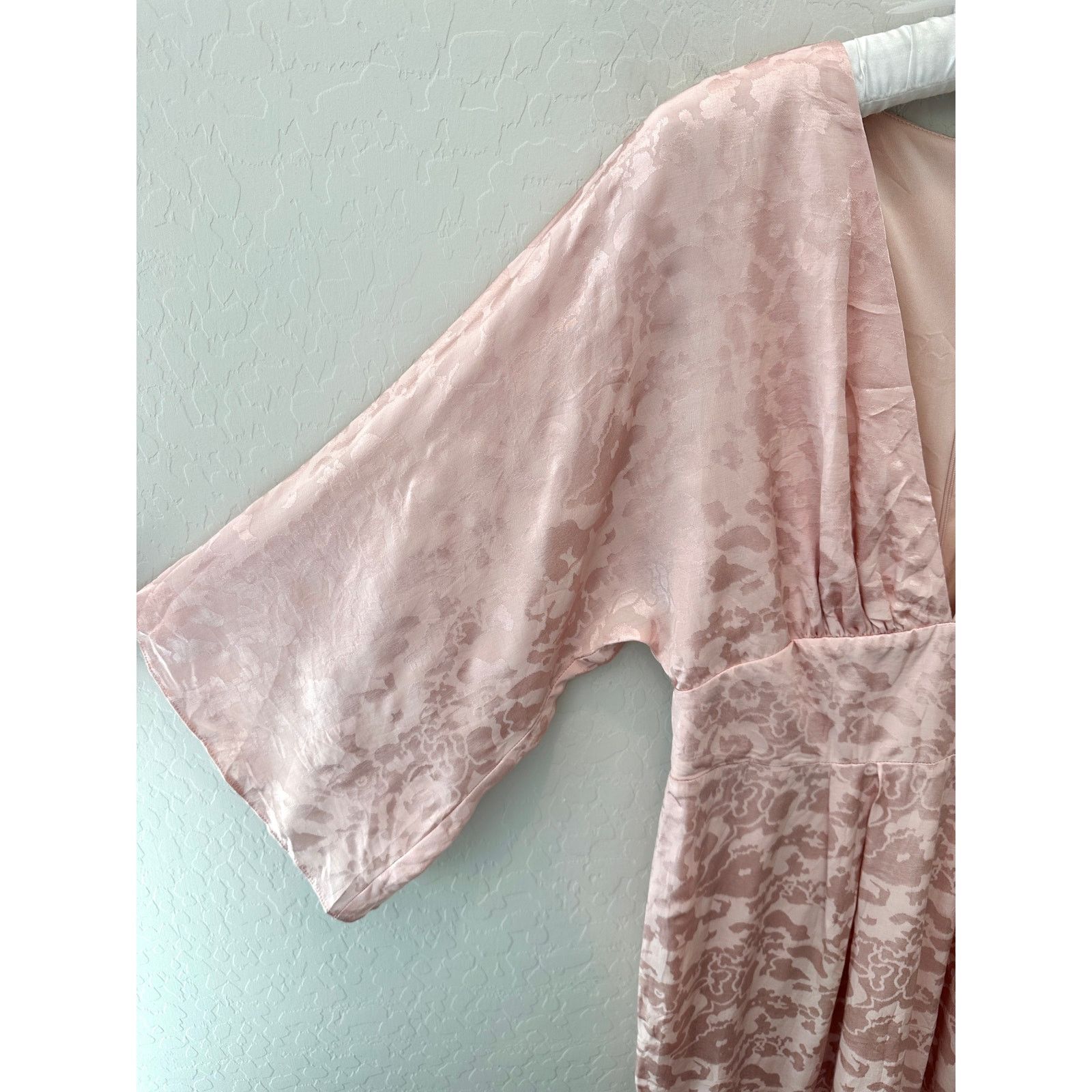 Asos ASOS | Pink Floral Jacquard V-neck Kimono Sleeve Midi Dress Size M / US 6-8 / IT 42-44 - 3 Thumbnail