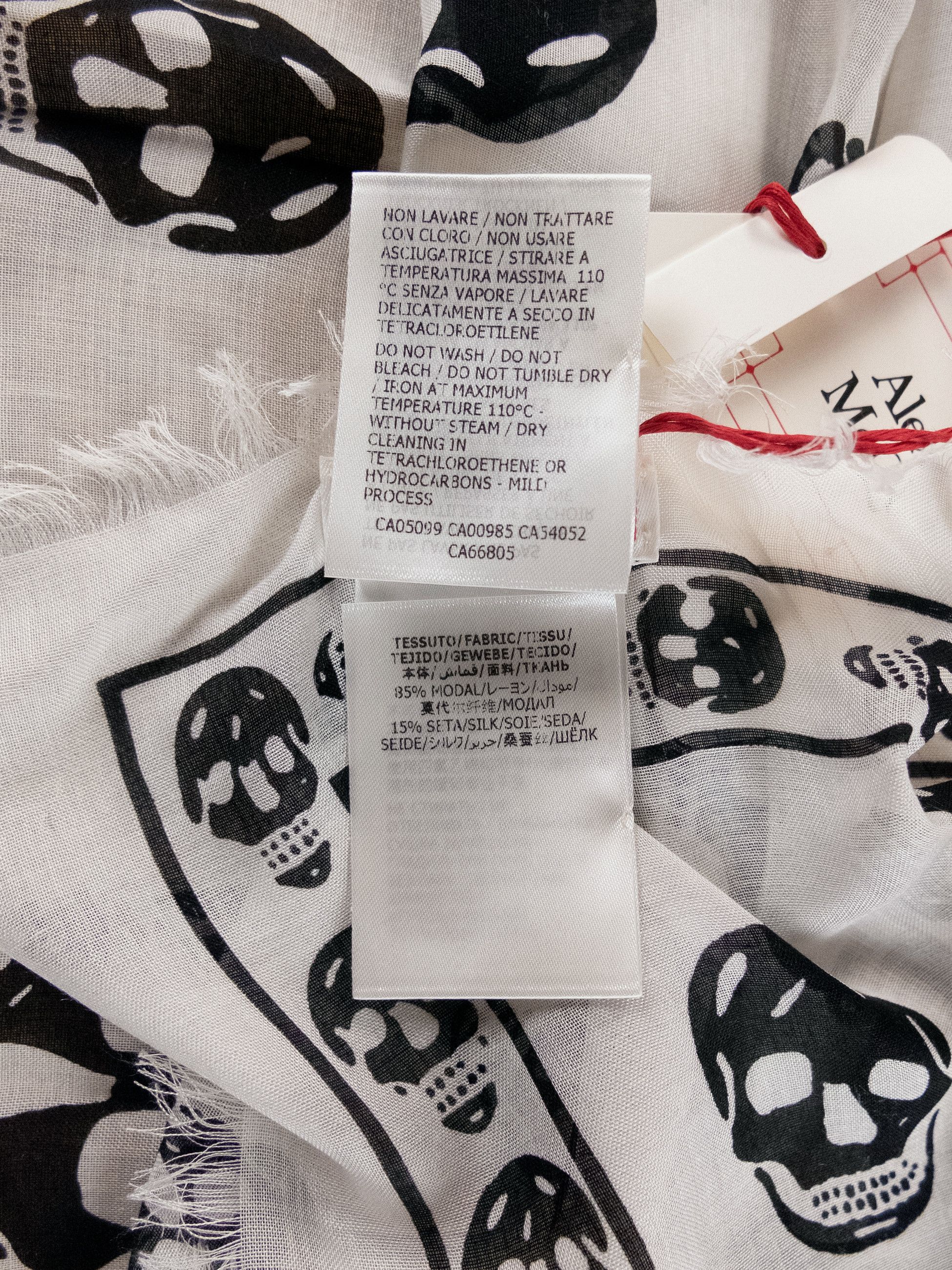 Alexander McQueen ALEXANDER MCQUEEN white & black skull print modal silk scarf Size ONE SIZE - 6 Thumbnail