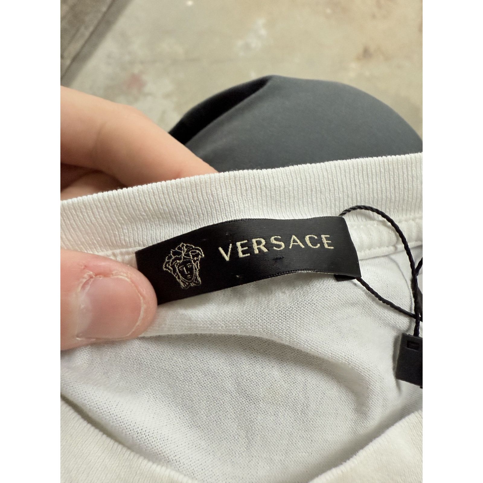 Versace Versace Tee White Used Large Size US L / EU 52-54 / 3 - 3 Thumbnail