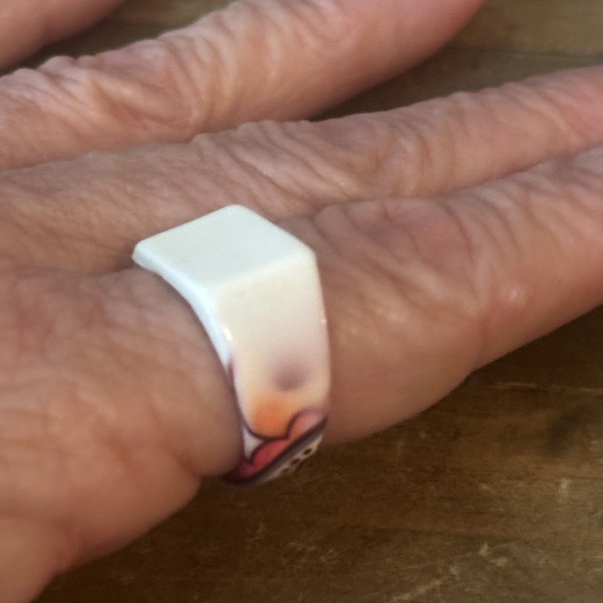Vintage Vintage white floral resin ring Size ONE SIZE - 4 Thumbnail