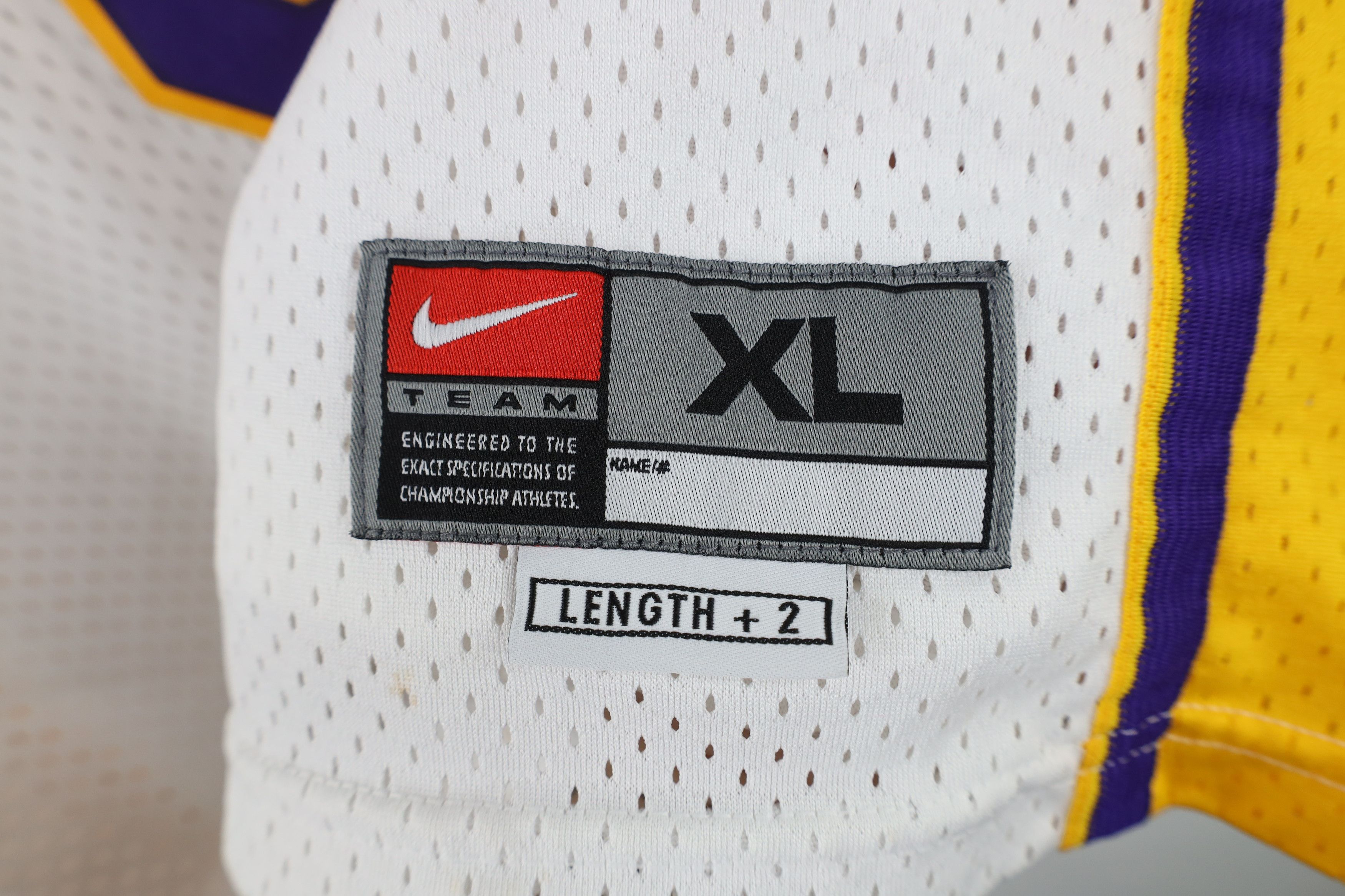 Nike Vintage Nike Los Angeles Lakers Basketball Jersey White #8 Size US XL / EU 56 / 4 - 9 Thumbnail