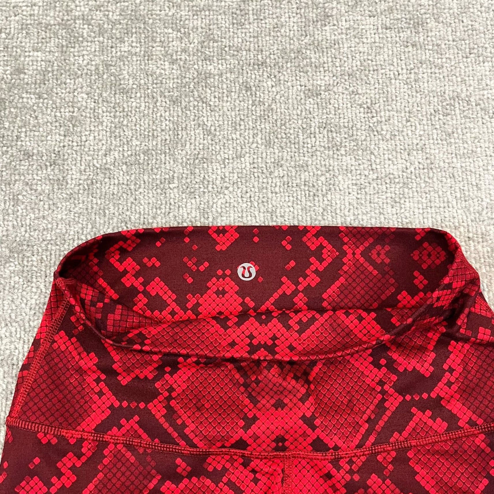 Lululemon LULULEMON Shorts Womens 2/4 Red Black Boogie Roll Down Logo Bike Like 2" Inseam Size 27" / US 4 / IT 40 - 7 Thumbnail