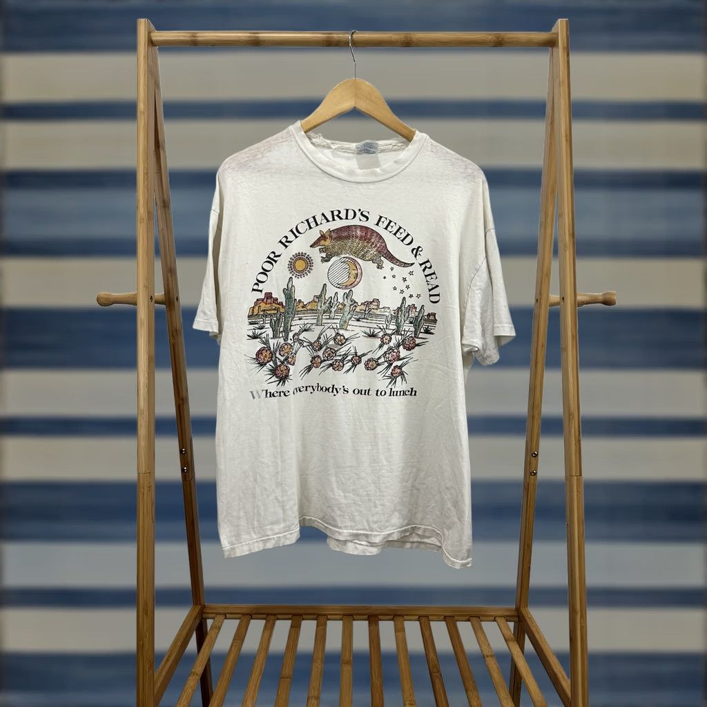 Hanes VTG 90s Poor Richard's Feed & Read Book Store Thrashed Worn Cotton T-Shirt XL Mens White Hanes Shirt Tee Size US XL / EU 56 / 4 - 1 Thumbnail