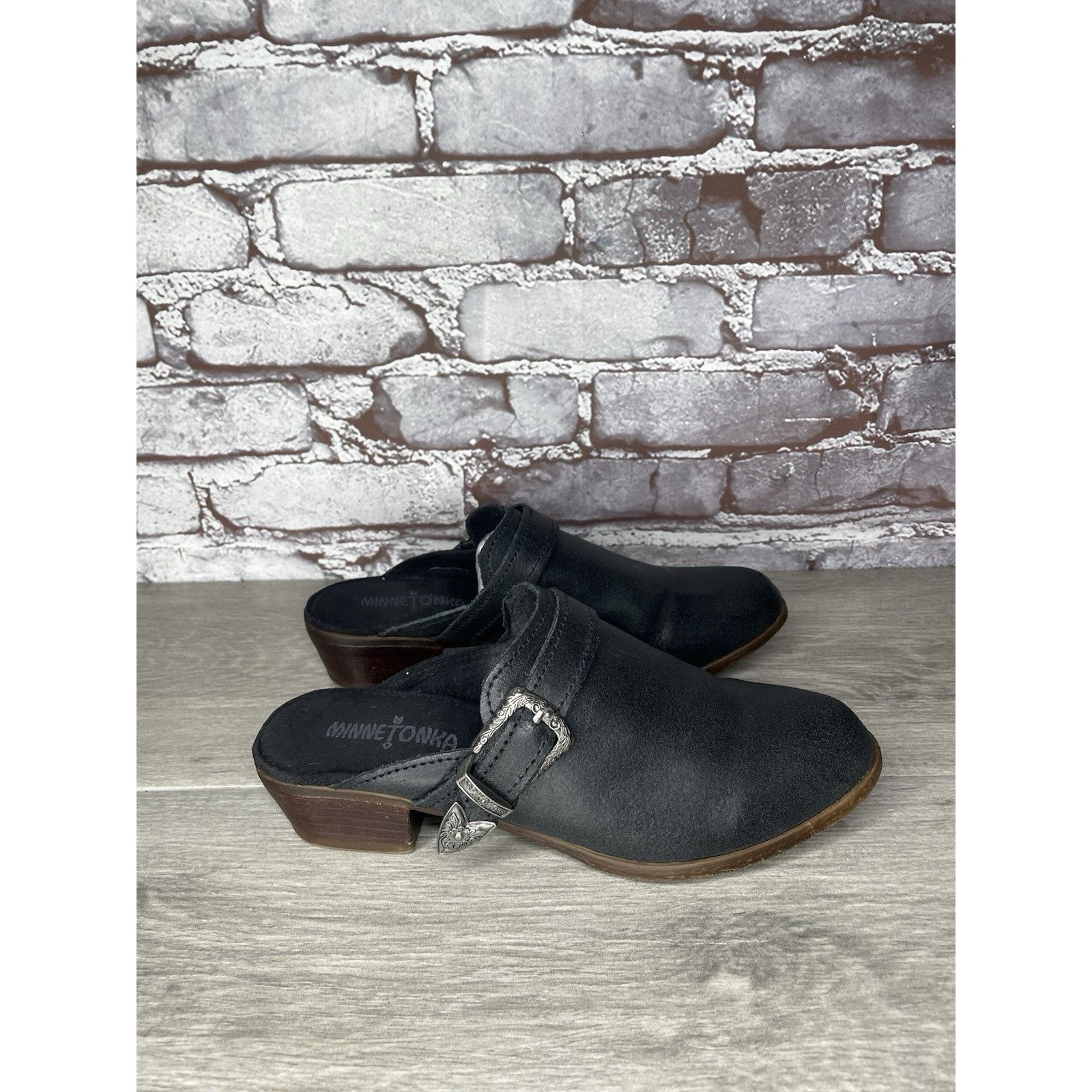 Minnetonka Minnetonka Black Leather Silver Buckle Billie Mules Shoes Wo Size US 7.5 / IT 37.5 - 4 Thumbnail
