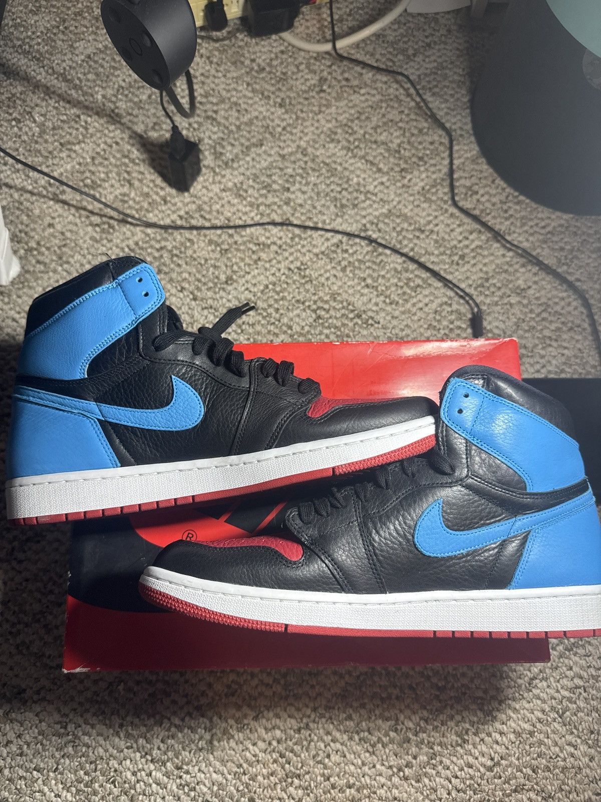 Nike Womens Air Jordan 1 High OG NC to Chi Size US 12.5 / EU 45-46 - 2 Thumbnail