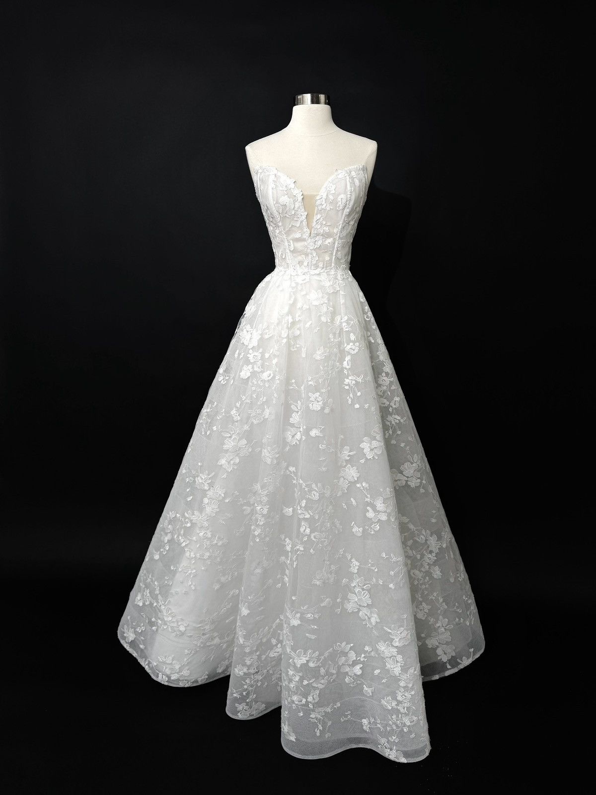 Other Preloved US 4 Anna Augusta Embroidery lace Bridal Gown Size S / US 4 / IT 40 - 2 Thumbnail