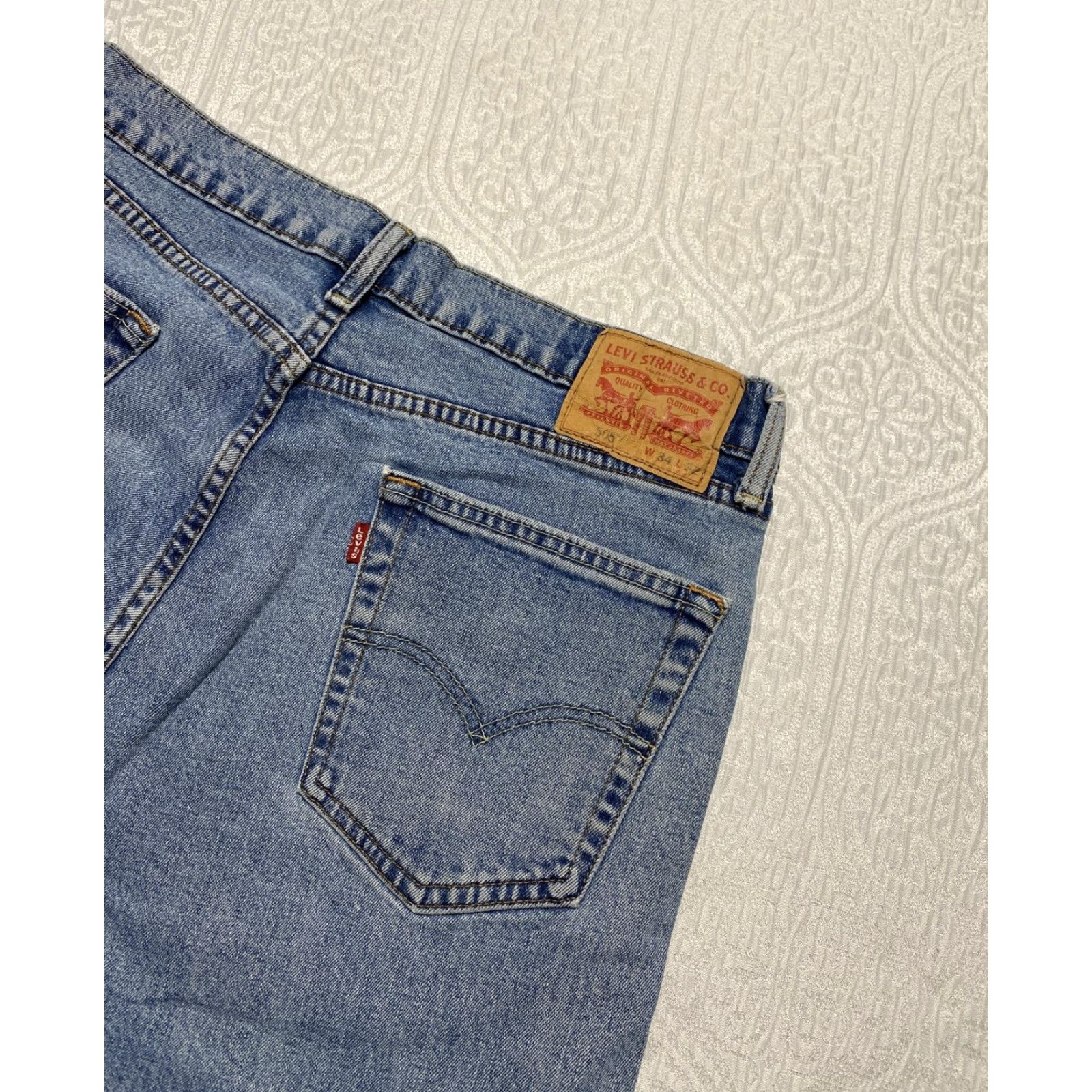 Levi's VINTAGE? No. But Levis 505 Jeans Mens 34x32 Blue Medium Wash Straight Leg Zip Fly Denim Size US 34 / EU 50 - 3 Thumbnail