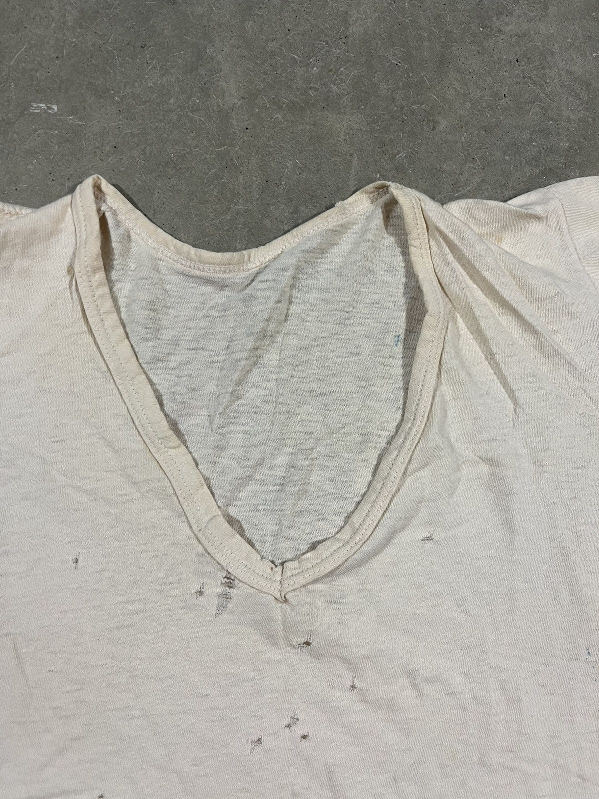 Vintage Vintage 70s Dirty White V Neck T Shirt Size S / US 4 / IT 40 - 3 Thumbnail