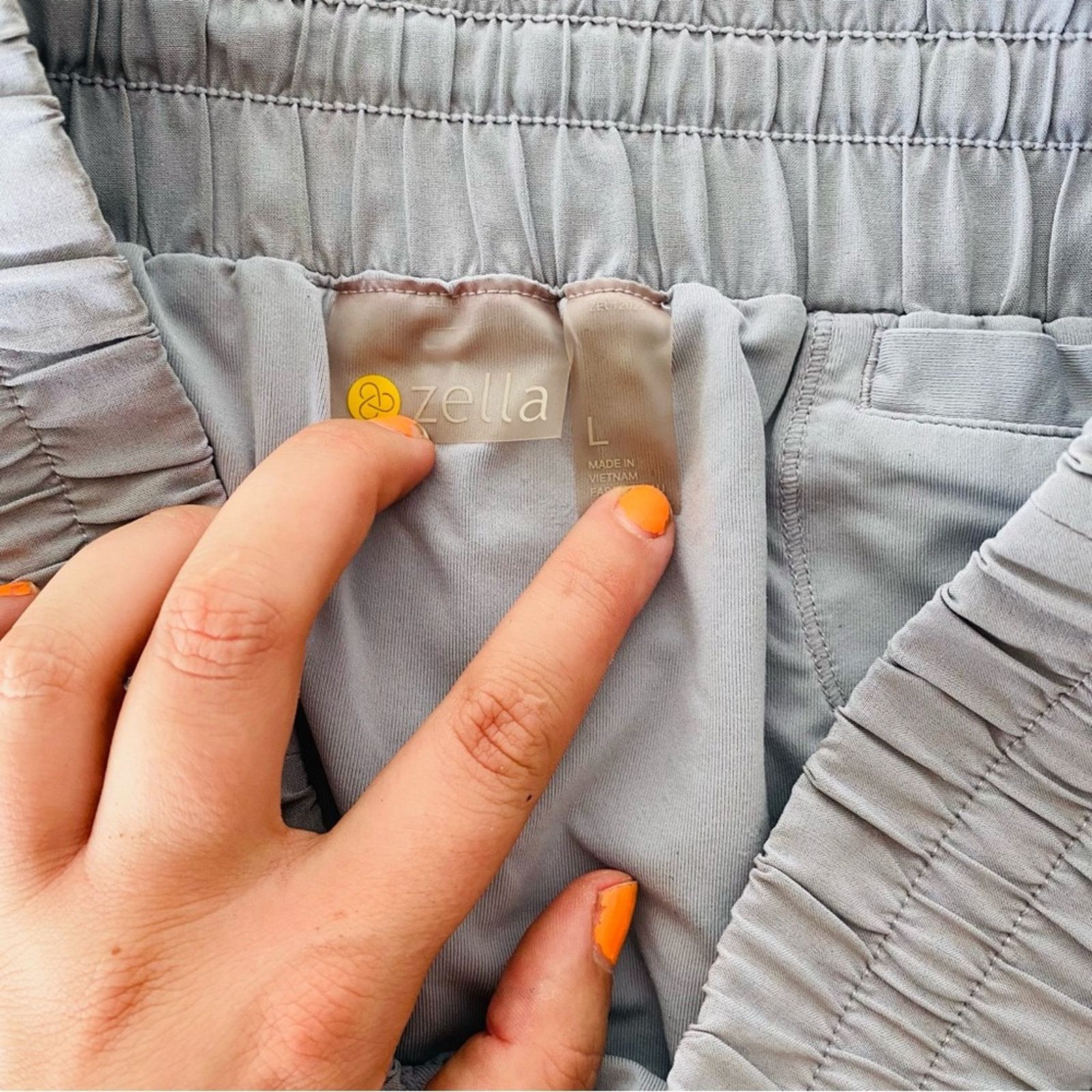 Nordstrom NORDSTROM ZELLA Silver Grey Gray Dolphin Hem Athletic Shorts Size 32" / US 10 / IT 46 - 11 Thumbnail